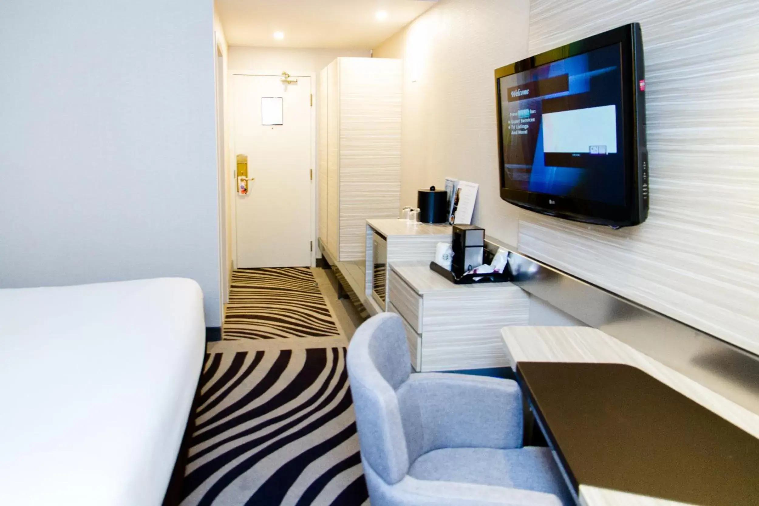 TV and multimedia, TV/Entertainment Center in Novotel Toronto North York