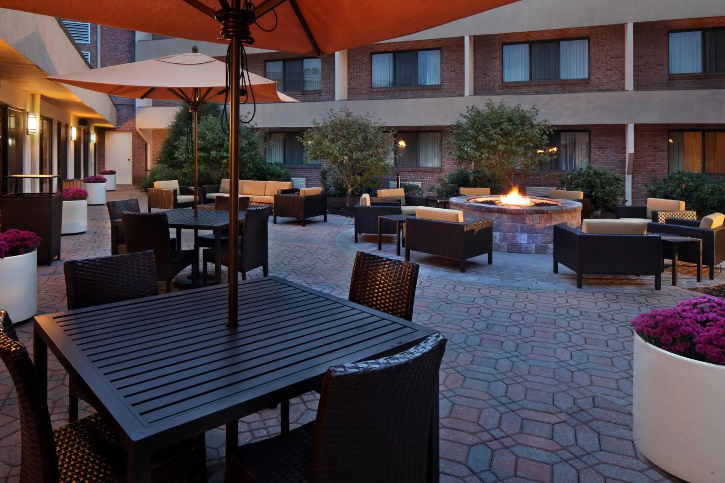 Property building, Restaurant/Places to Eat in Courtyard Hartford Cromwell