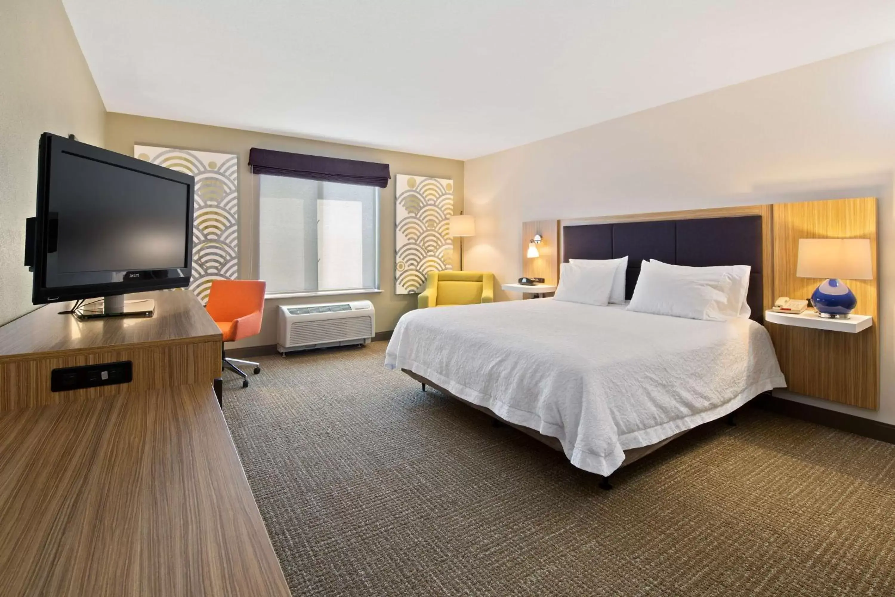 Bedroom, TV/Entertainment Center in Hampton Inn & Suites by Hilton Walla Walla