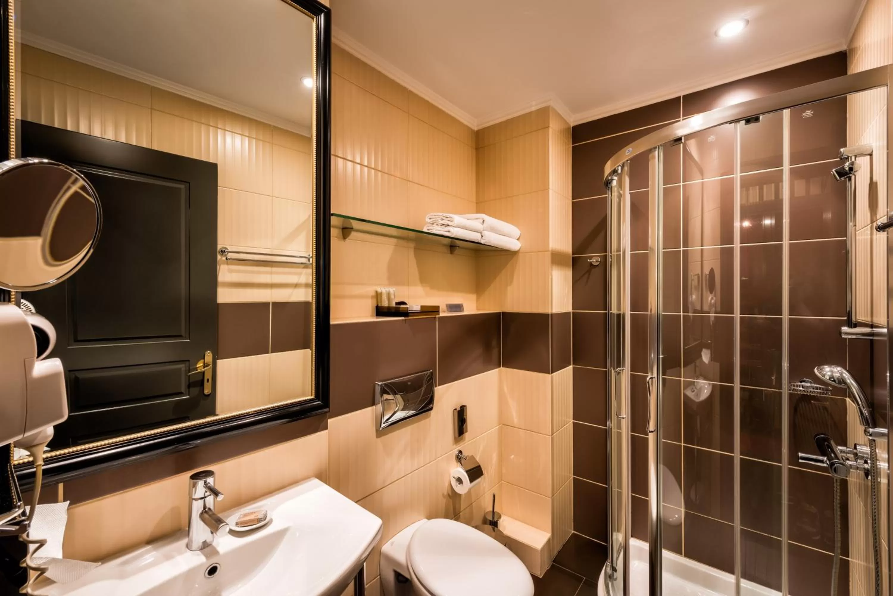 Shower in Maison Grecque Hotel Extraordinaire