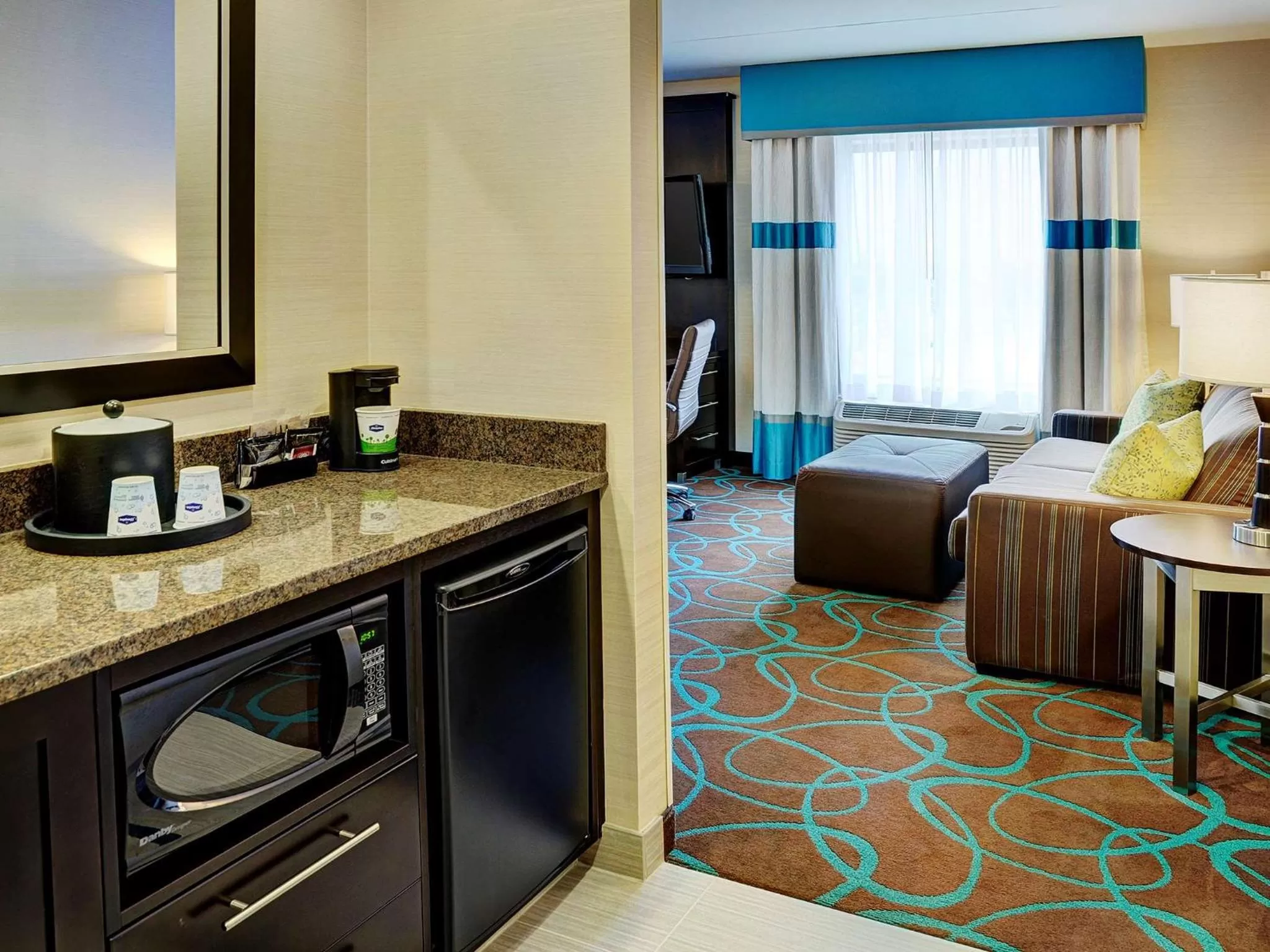 Living room, Bed in Hampton Inn by Hilton Winnipeg