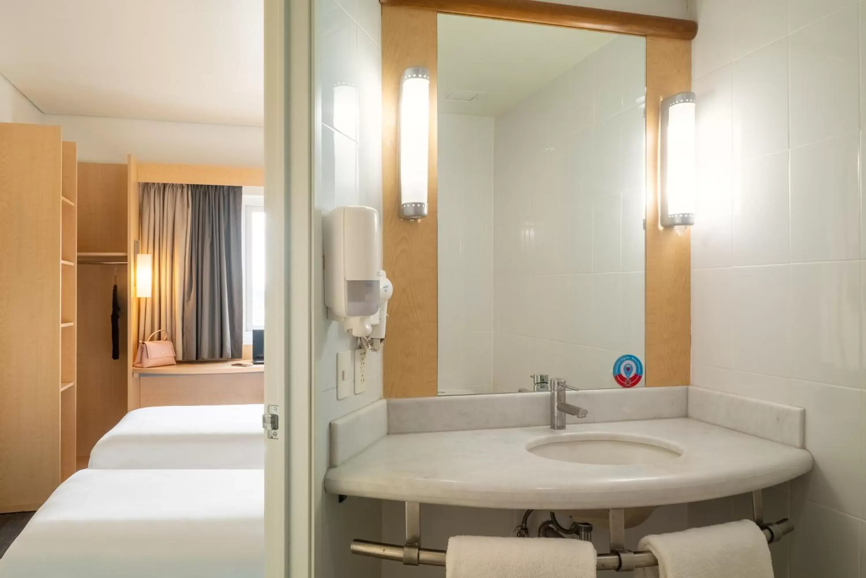 Property building, Bed in Ibis Chihuahua Property building, Bed in Ibis Chihuahua