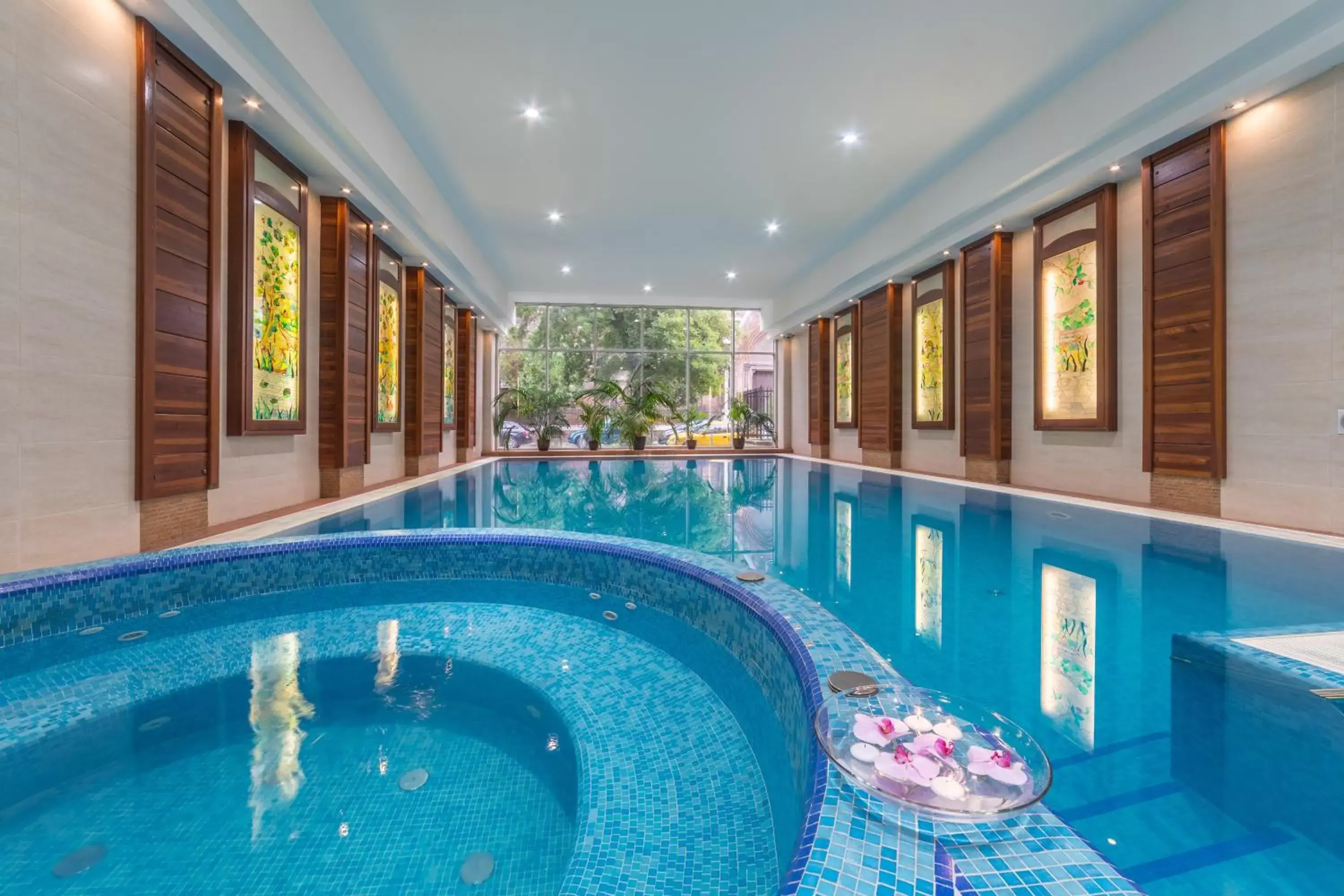 Sauna, Swimming Pool in Lion's Garden Hotel