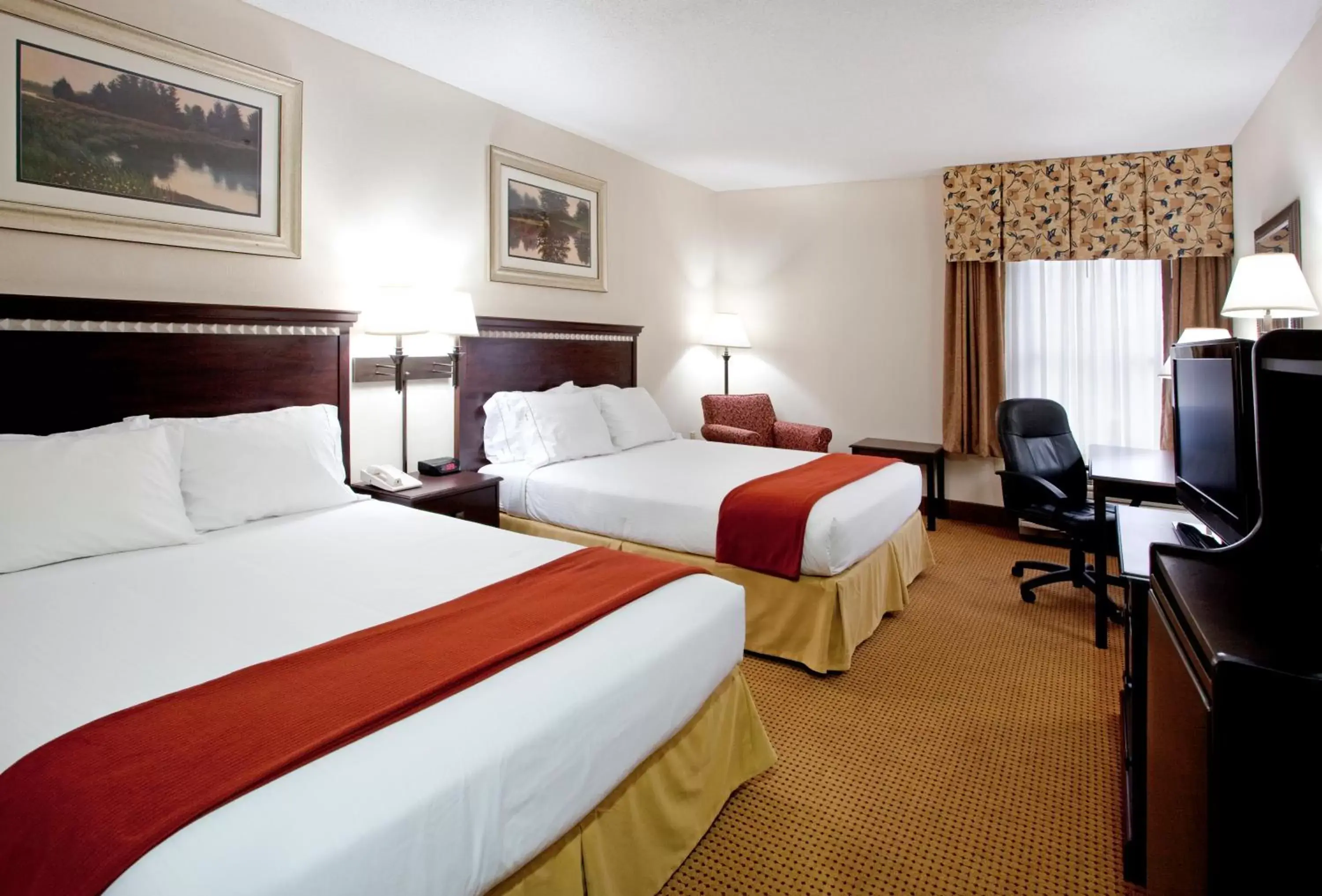 Photo of the whole room, Bed in Lexington Inn and Suites
