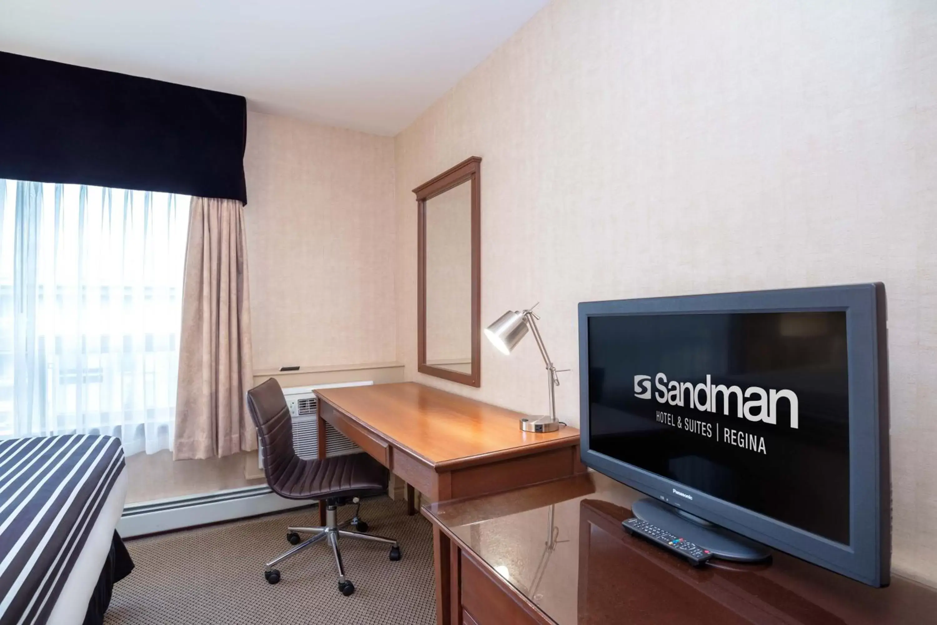 Bedroom, TV/Entertainment Center in Sandman Hotel & Suites Regina