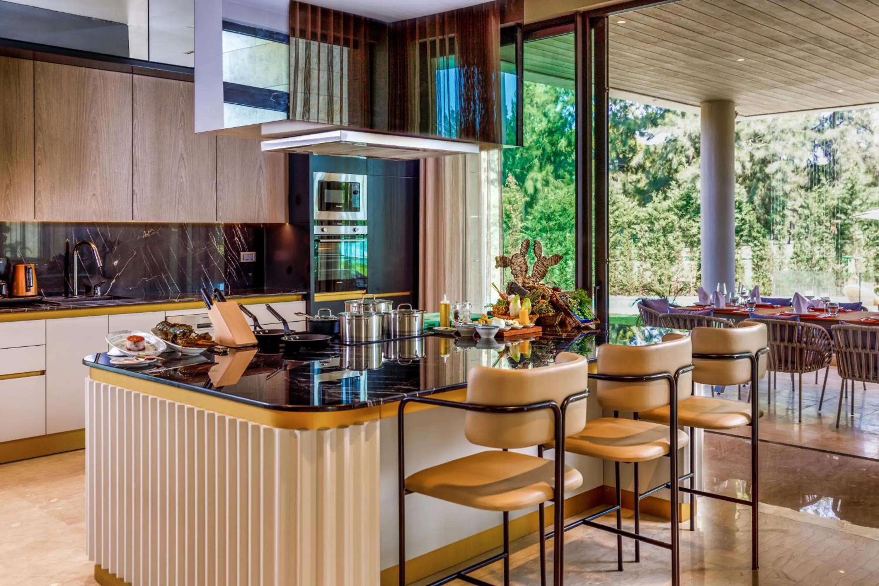 Kitchen or kitchenette, Lounge/Bar in Kaya Palazzo Golf Resort