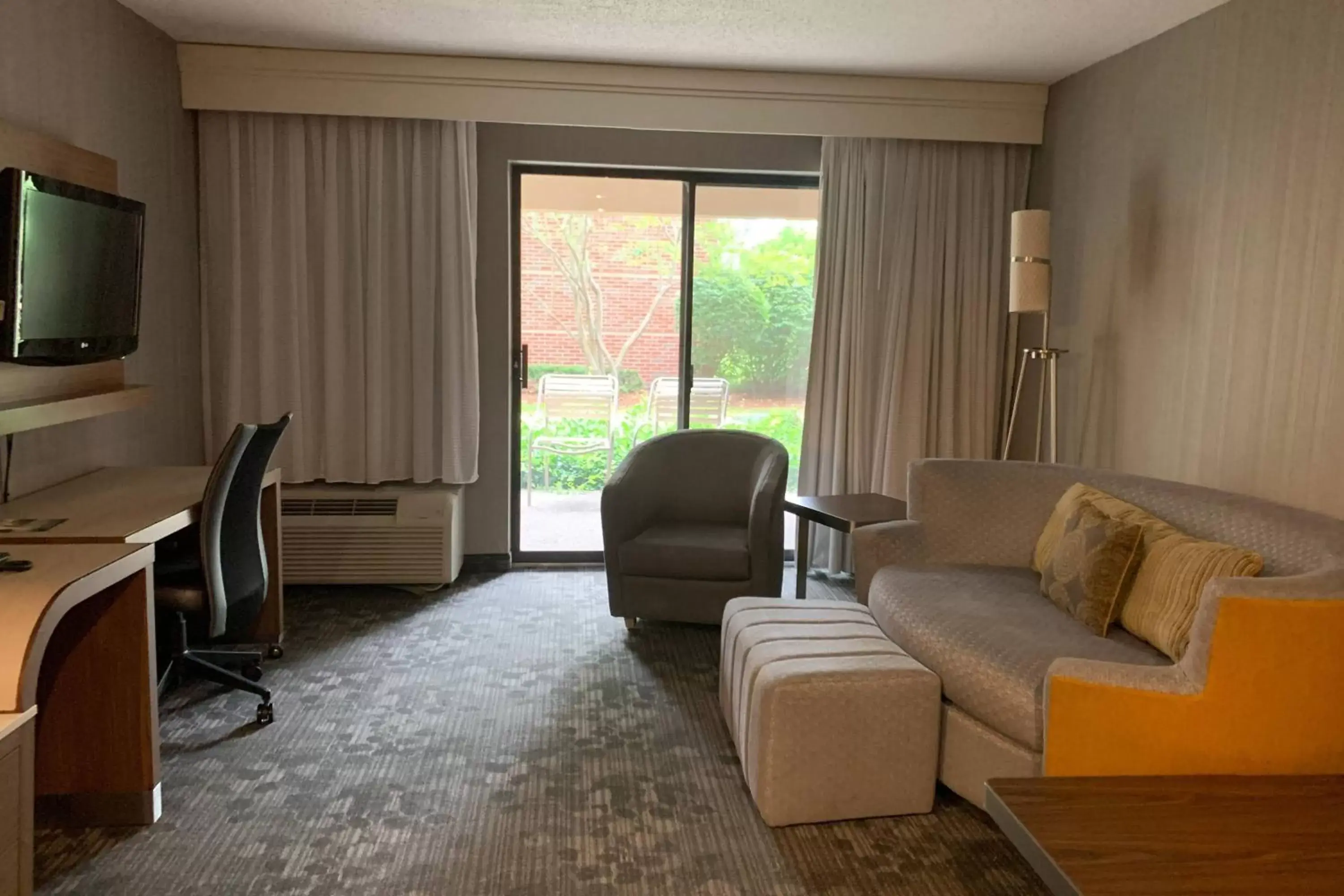 Bedroom, Seating Area in Courtyard by Marriott Concord