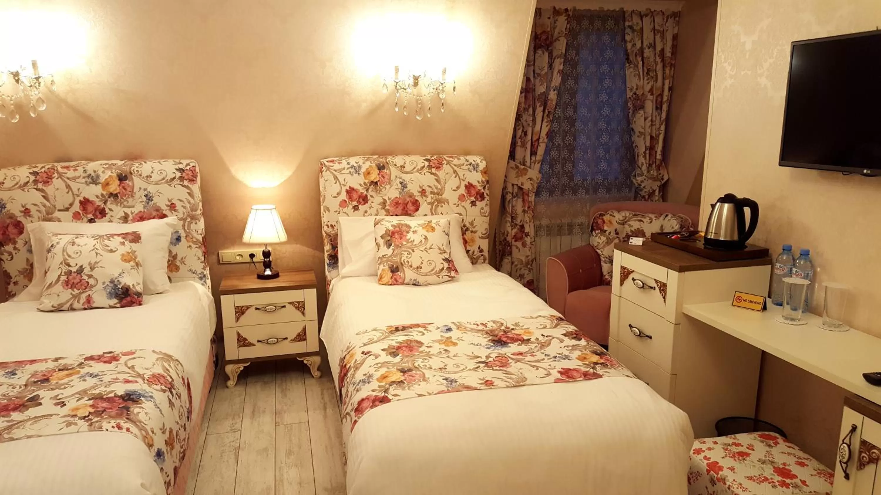 Photo of the whole room in English Home Hotel Tbilisi