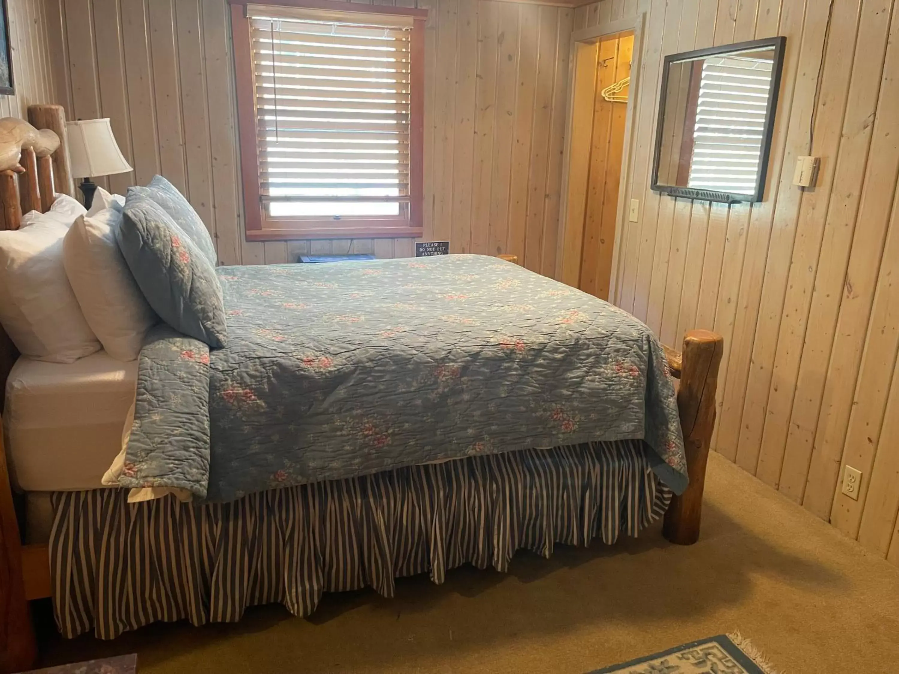 Bed in Silver Fork Lodge & Restaurant