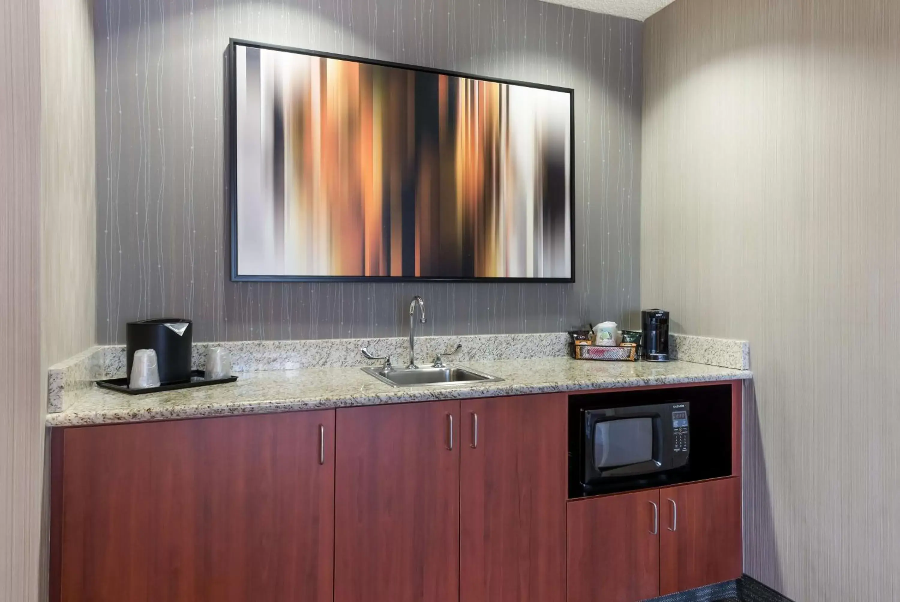 Bedroom, Kitchen/Kitchenette in Sonesta Select Tempe Downtown