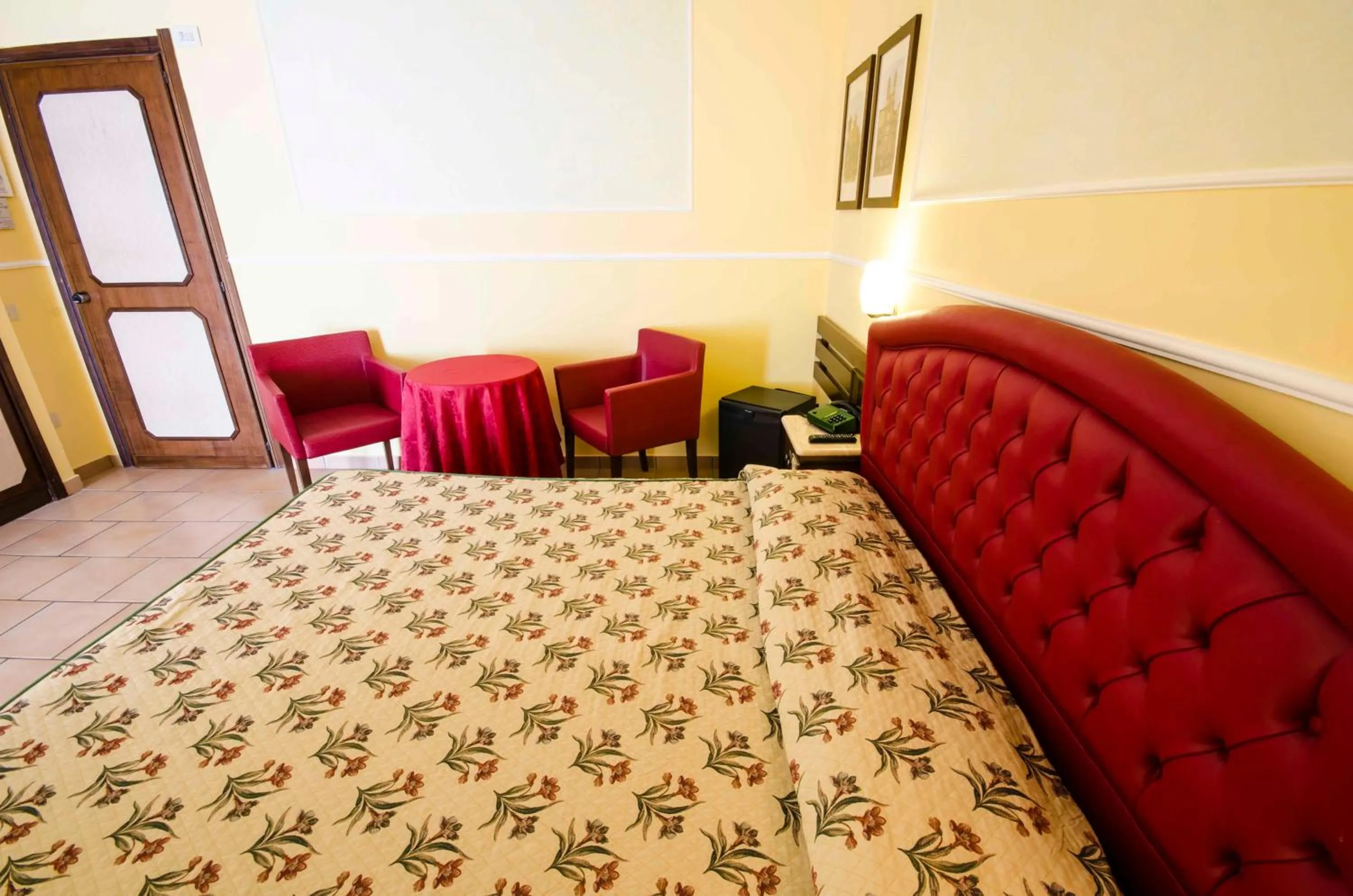 Photo of the whole room, Bed in Hotel Tarconte