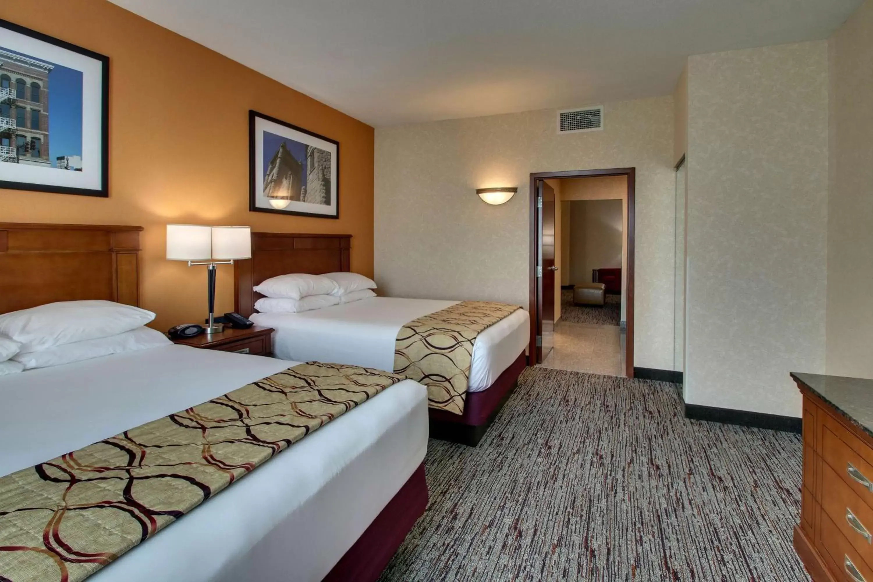 Photo of the whole room, Bed in Drury Inn & Suites Findlay