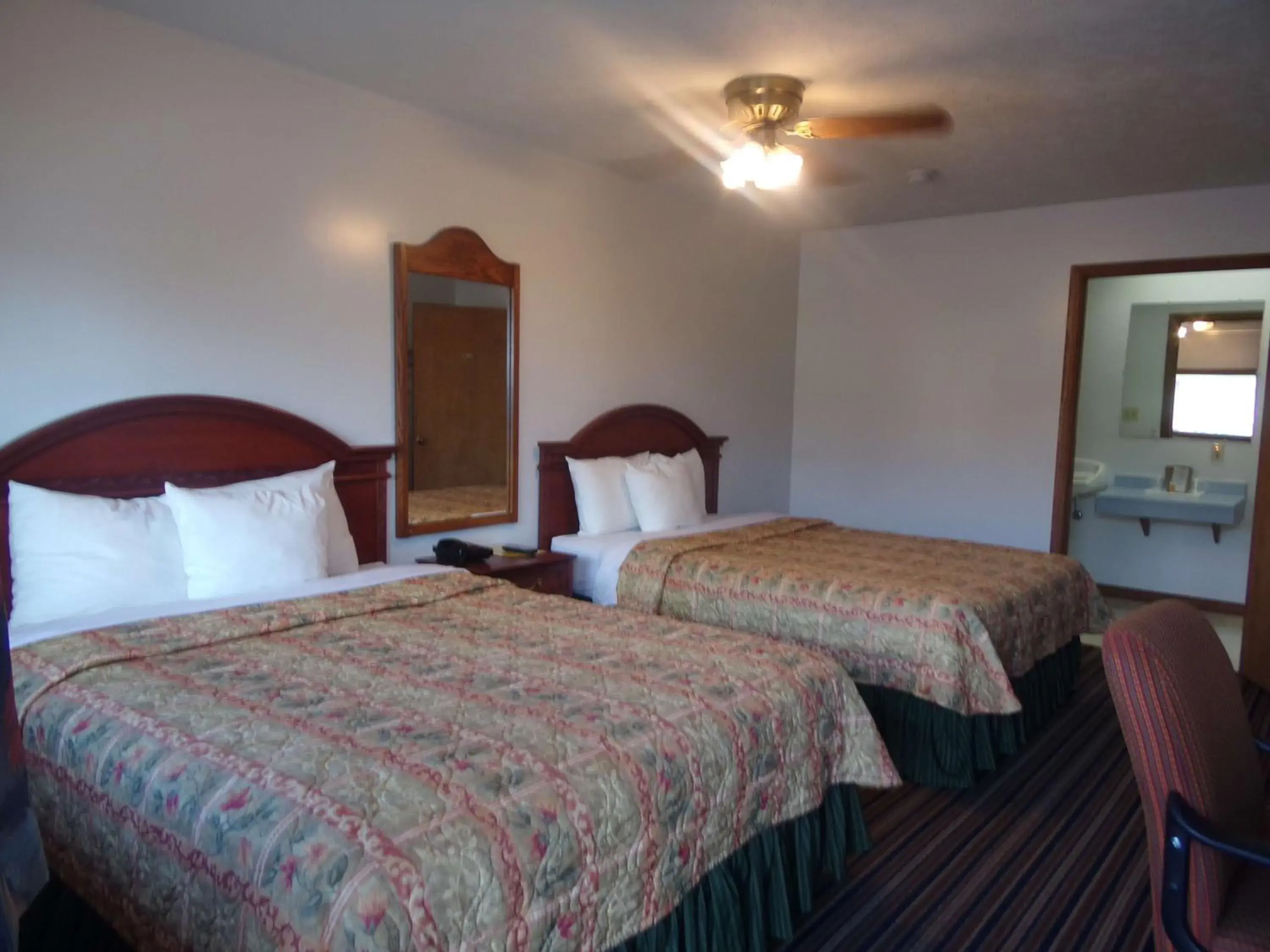 Double Room with Two Double Beds in Huggy Bear Motel - Warren Double Room with Two Double Beds in Huggy Bear Motel - Warren