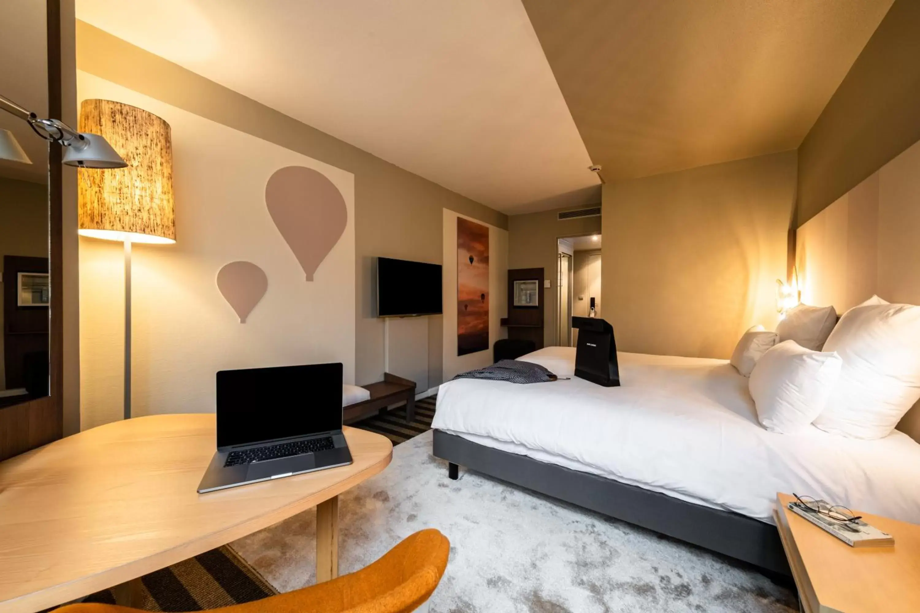 Bedroom, TV/Entertainment Center in Mercure Grenoble Meylan
