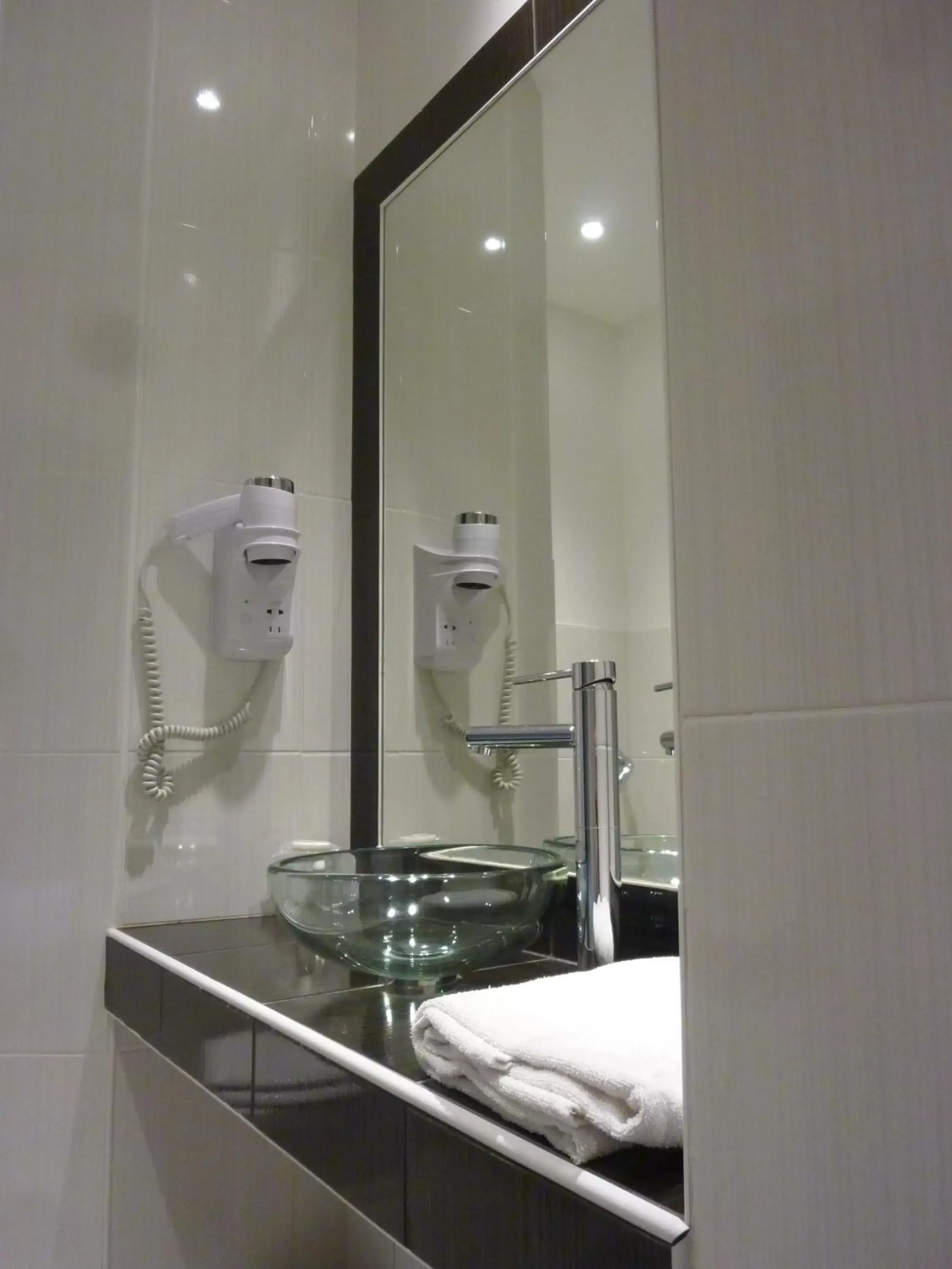 Bathroom in Hôtel Montchapet Dijon Centre
