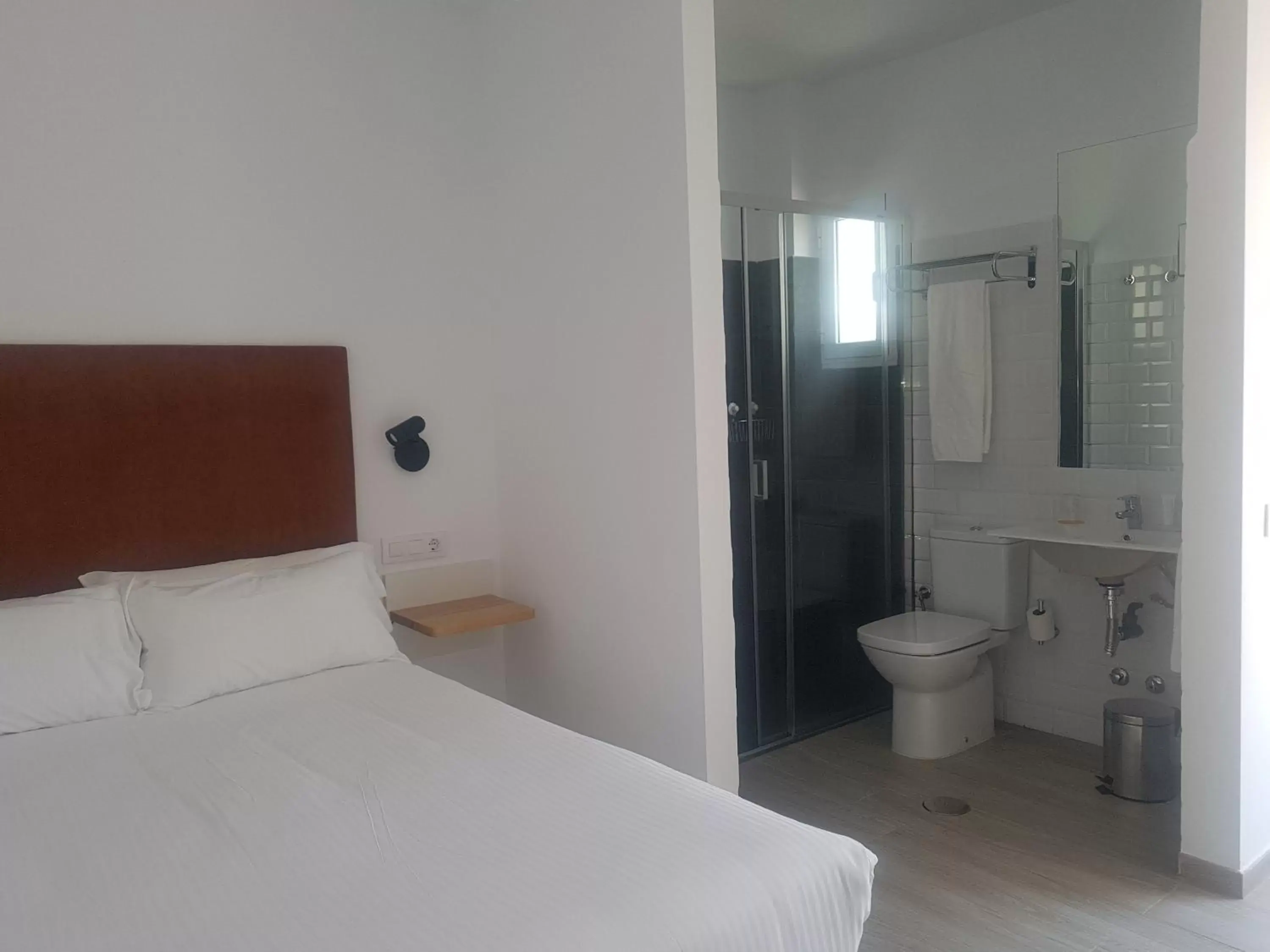 Bed, Bathroom in Basic Hotel Sevilla Catedral