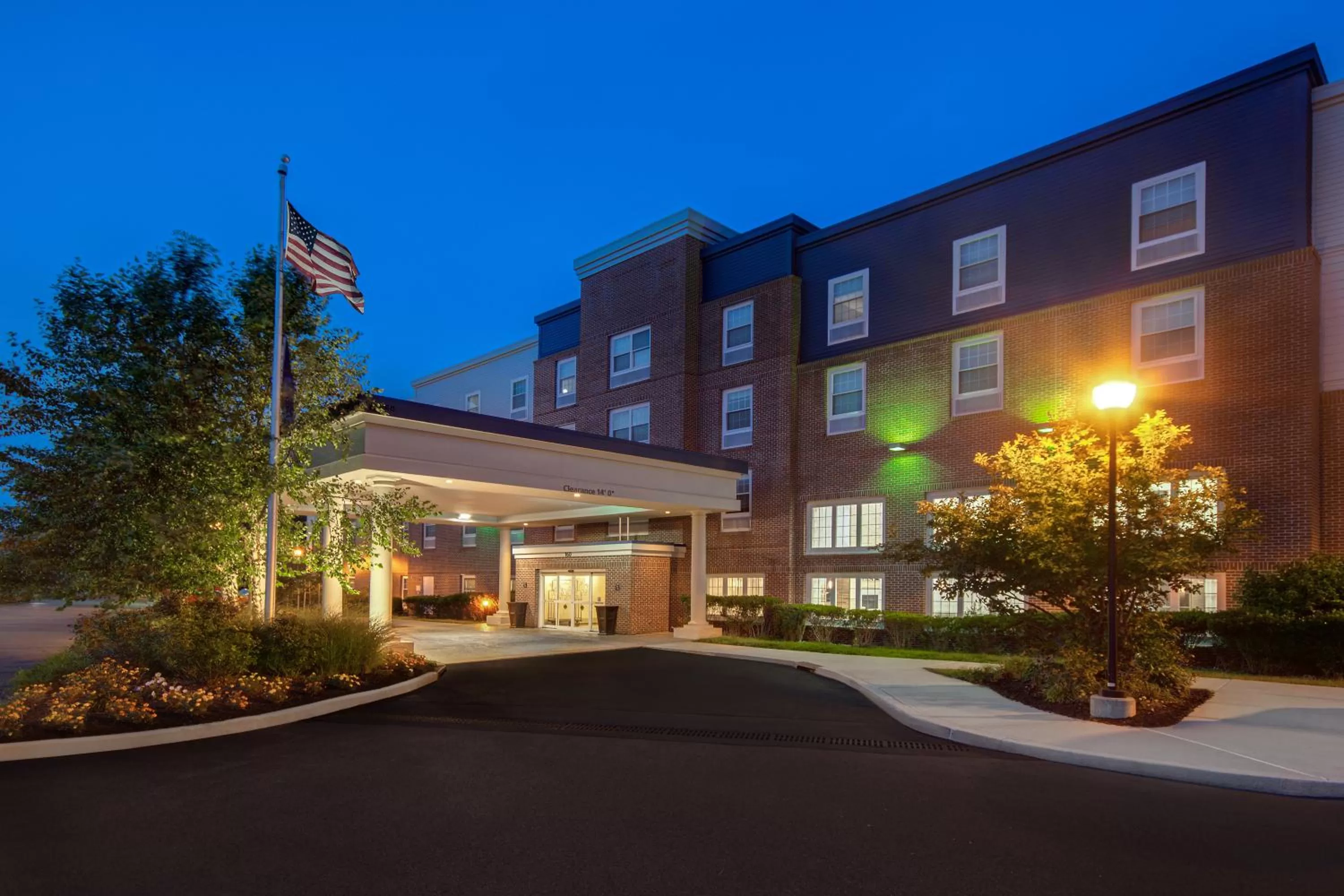 Property building in Hampton Inn & Suites Yonkers