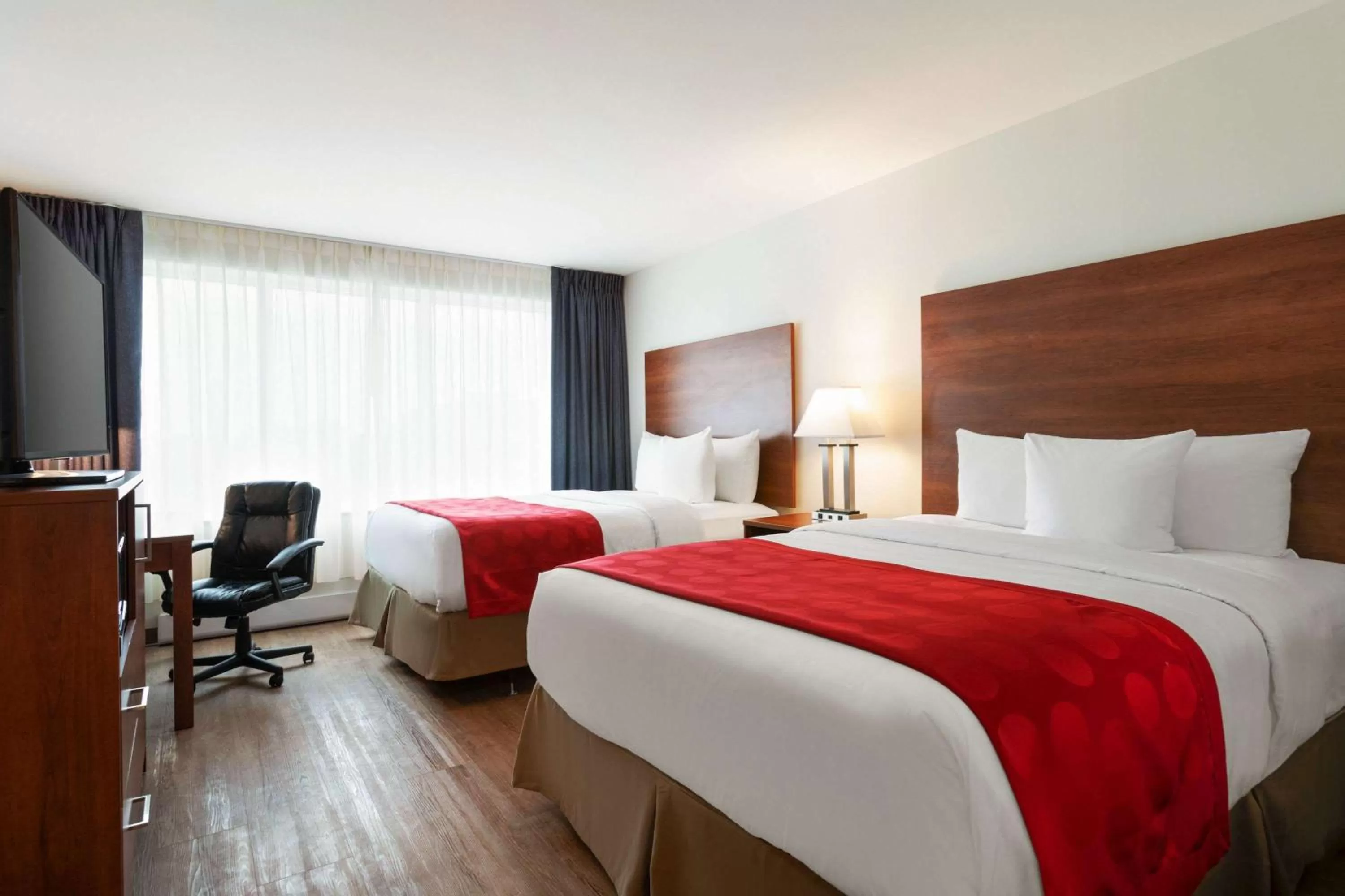 Photo of the whole room, Bed in Ramada Plaza by Wyndham Montreal
