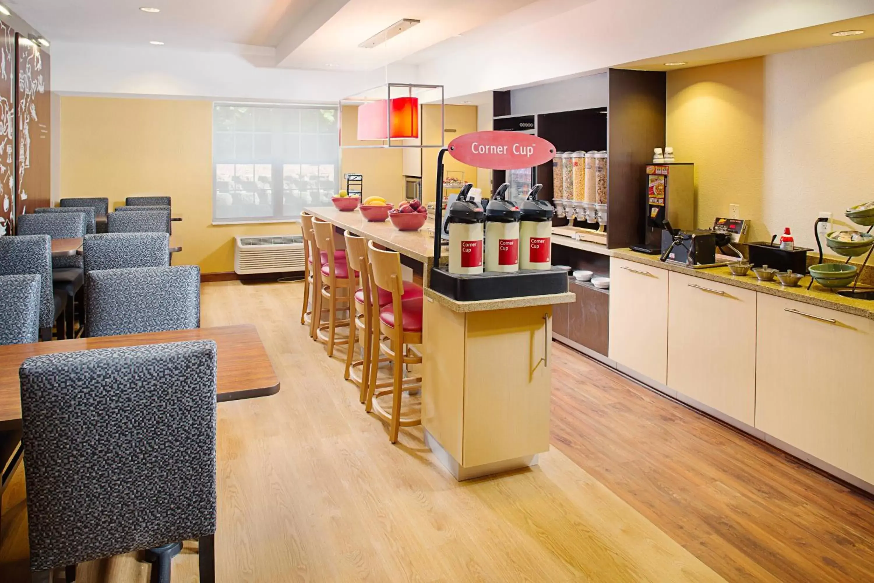 Breakfast, Restaurant/Places to Eat in TownePlace Suites Manchester-Boston Regional Airport