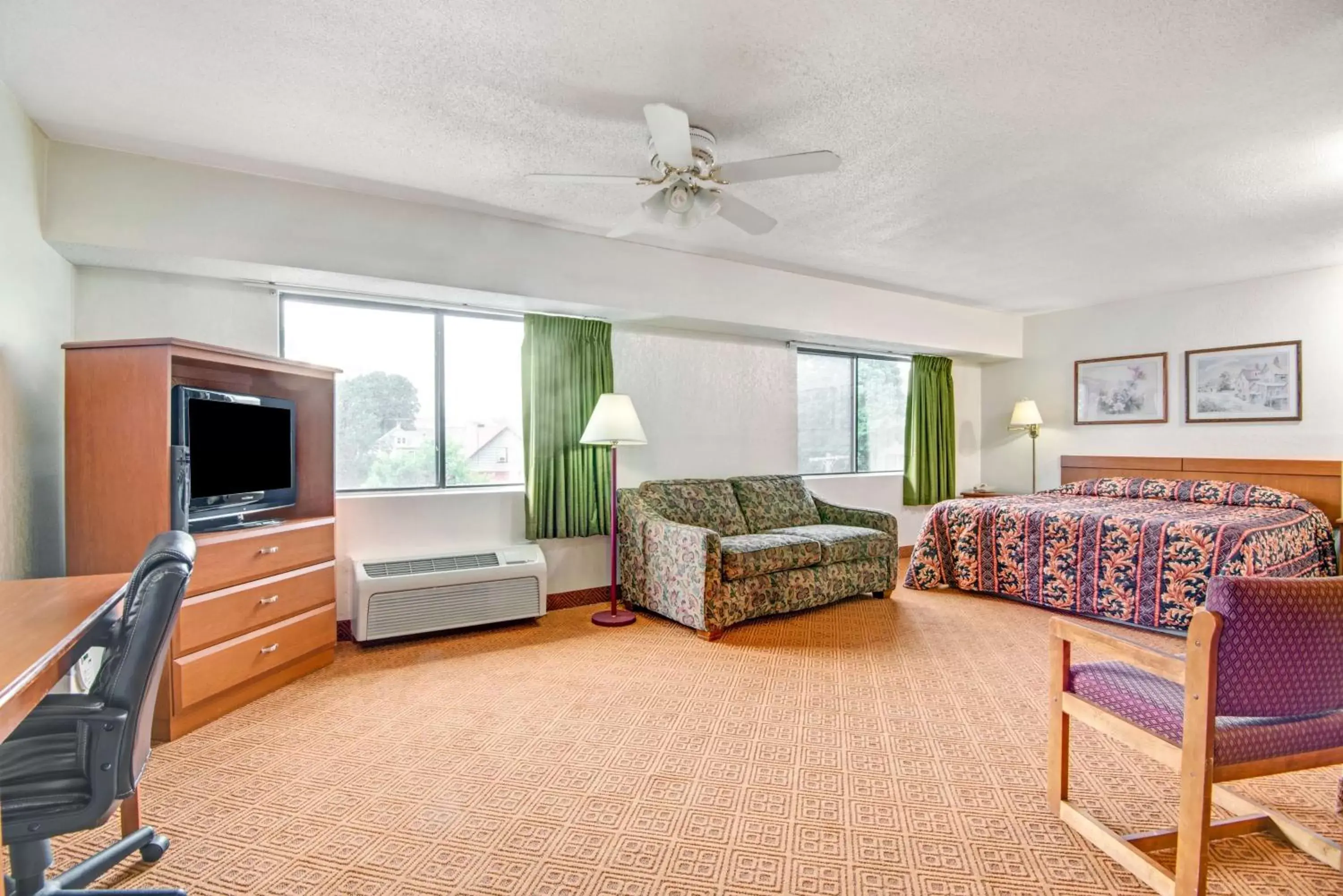 Photo of the whole room, Room Photo in Super 8 by Wyndham Stamford/New York City Area