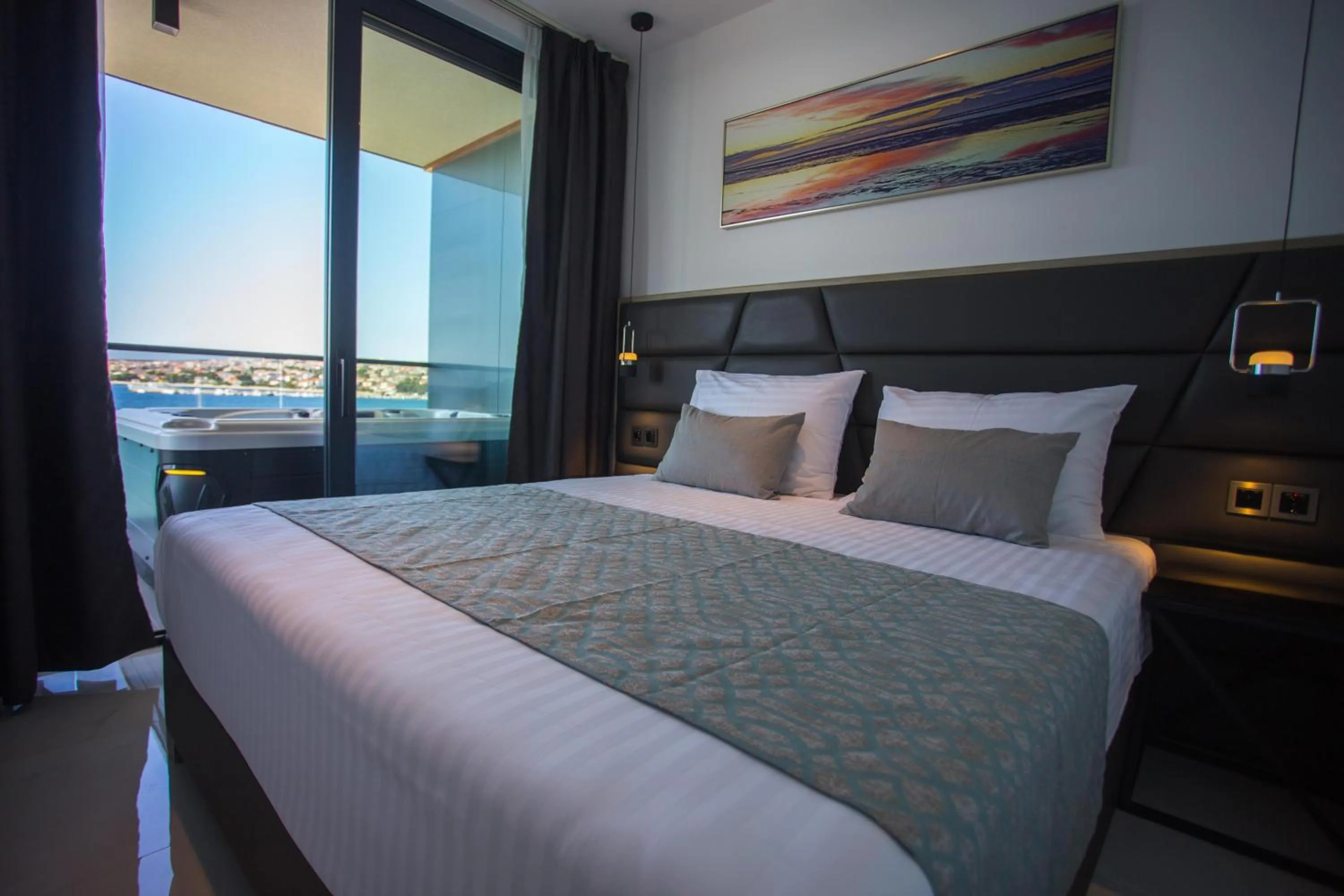 Hot Tub, Bed in LIBERTY PLAZA