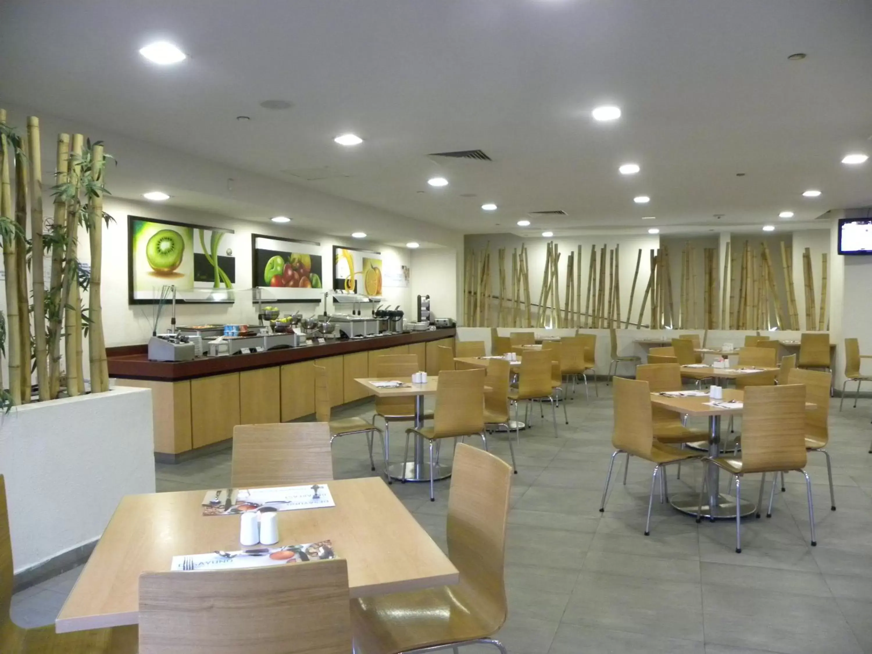 Restaurant/Places to Eat in Holiday Inn Express Guadalajara Expo, an IHG Hotel