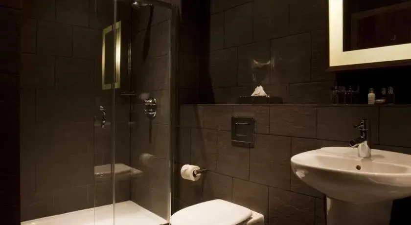 Shower, Bathroom in Orocco Pier