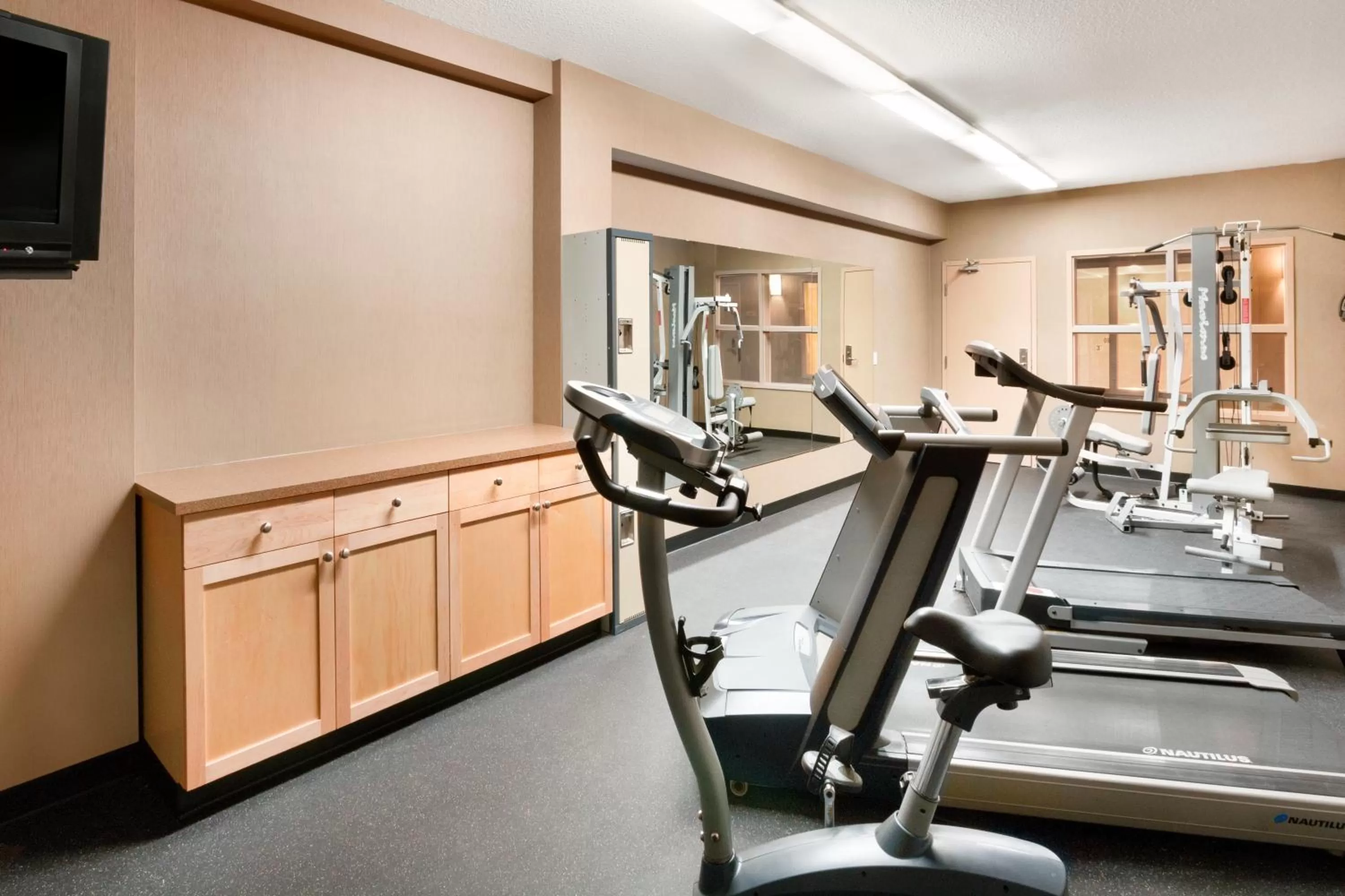 Fitness centre/facilities in Days Inn & Suites by Wyndham Cochrane