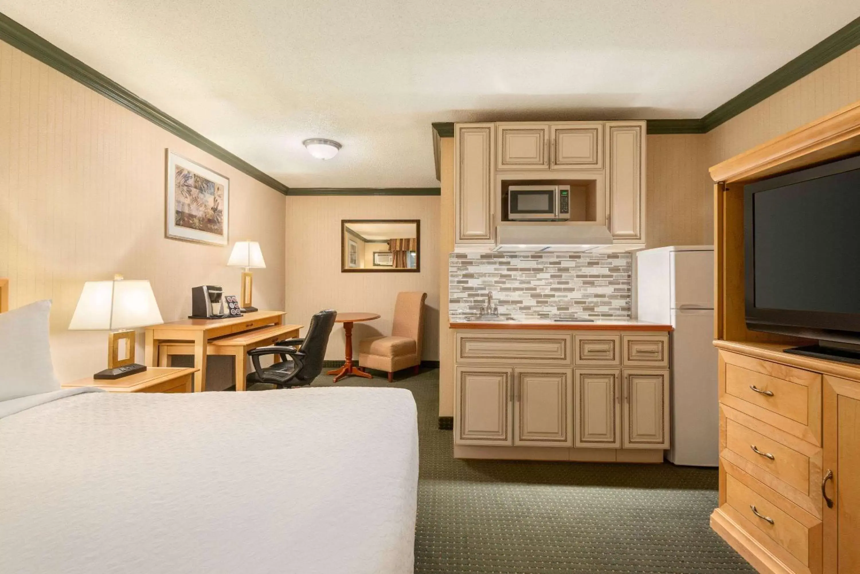 Kitchen or kitchenette, TV/Entertainment Center in Travelodge by Wyndham Dawson Creek