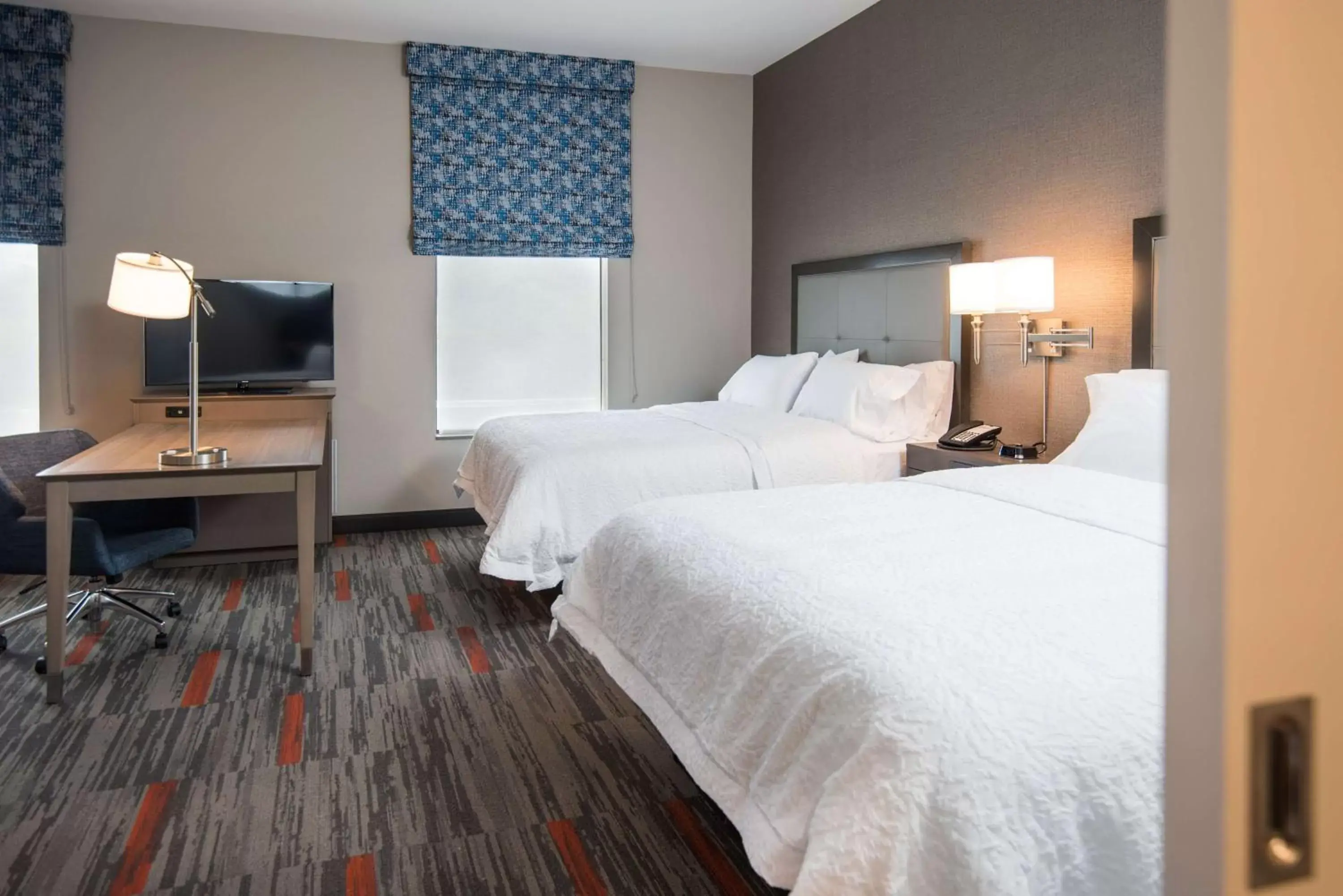 Bed in Hampton Inn and Suites at Wisconsin Dells Lake Delton