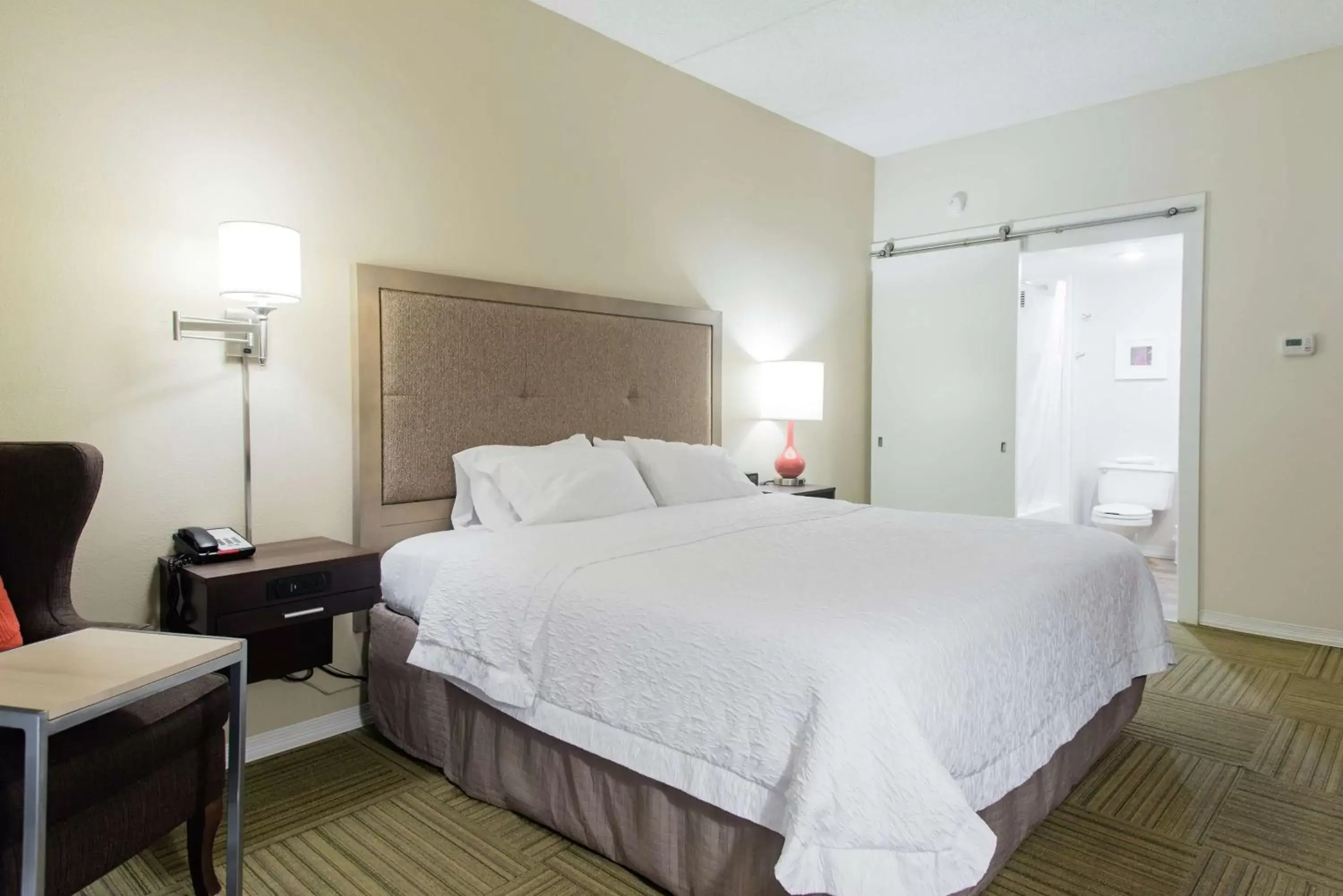 Living room, Bed in Hampton Inn Caryville-I-75/Cove Lake-State Park