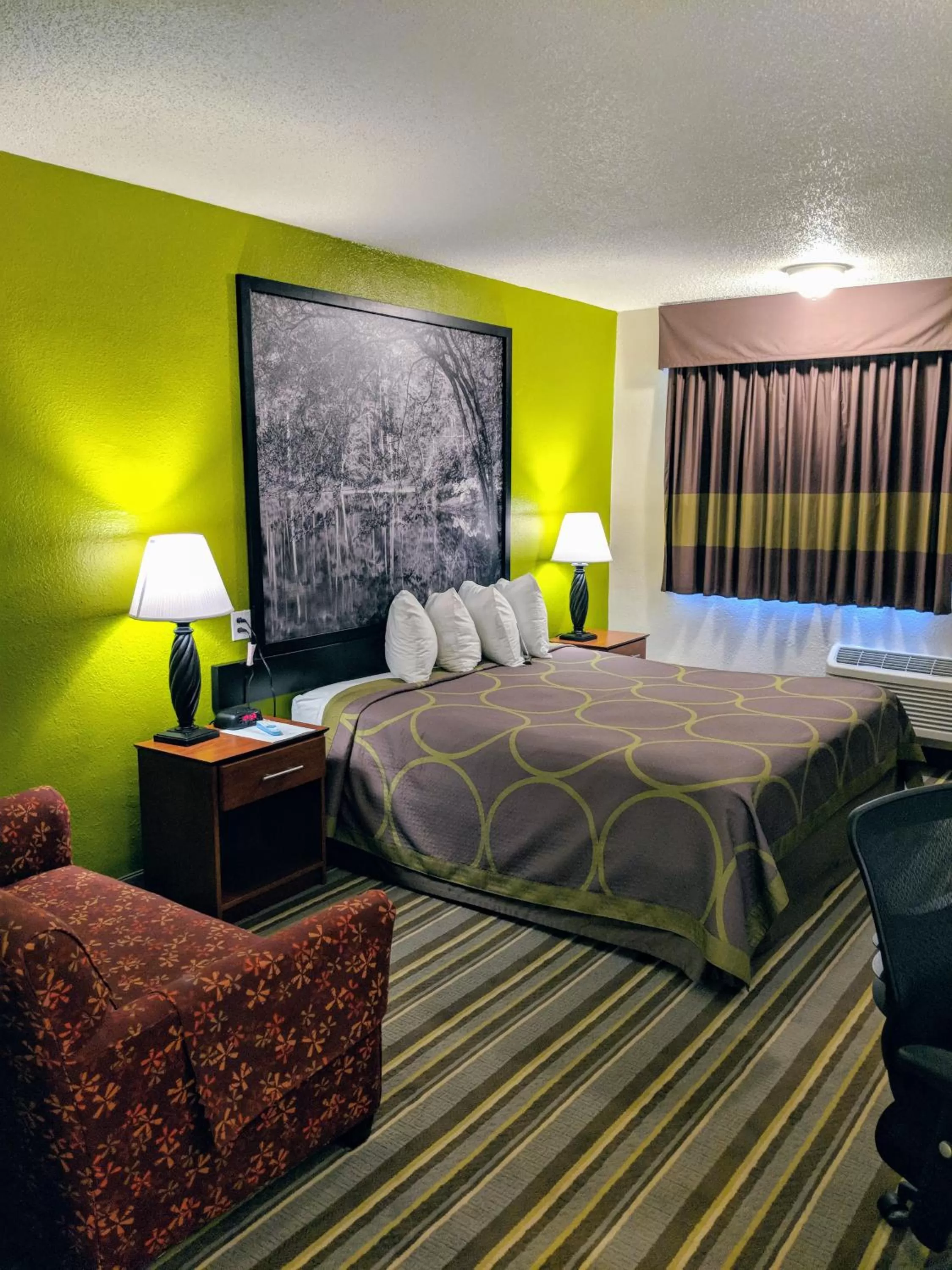 Bed in Super 8 by Wyndham Lake City