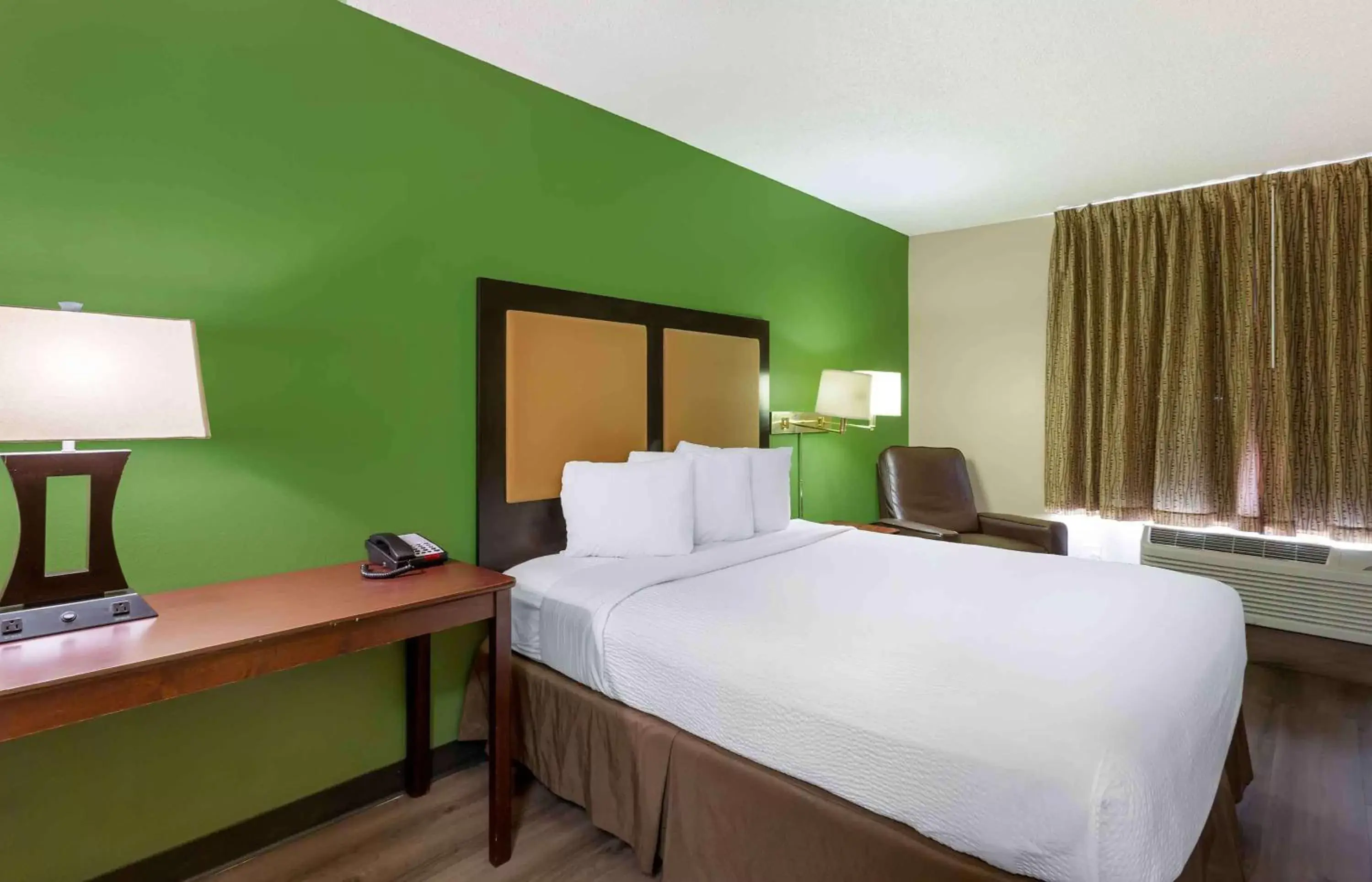 Bedroom, Bed in Extended Stay America Suites - Salt Lake City - Union Park