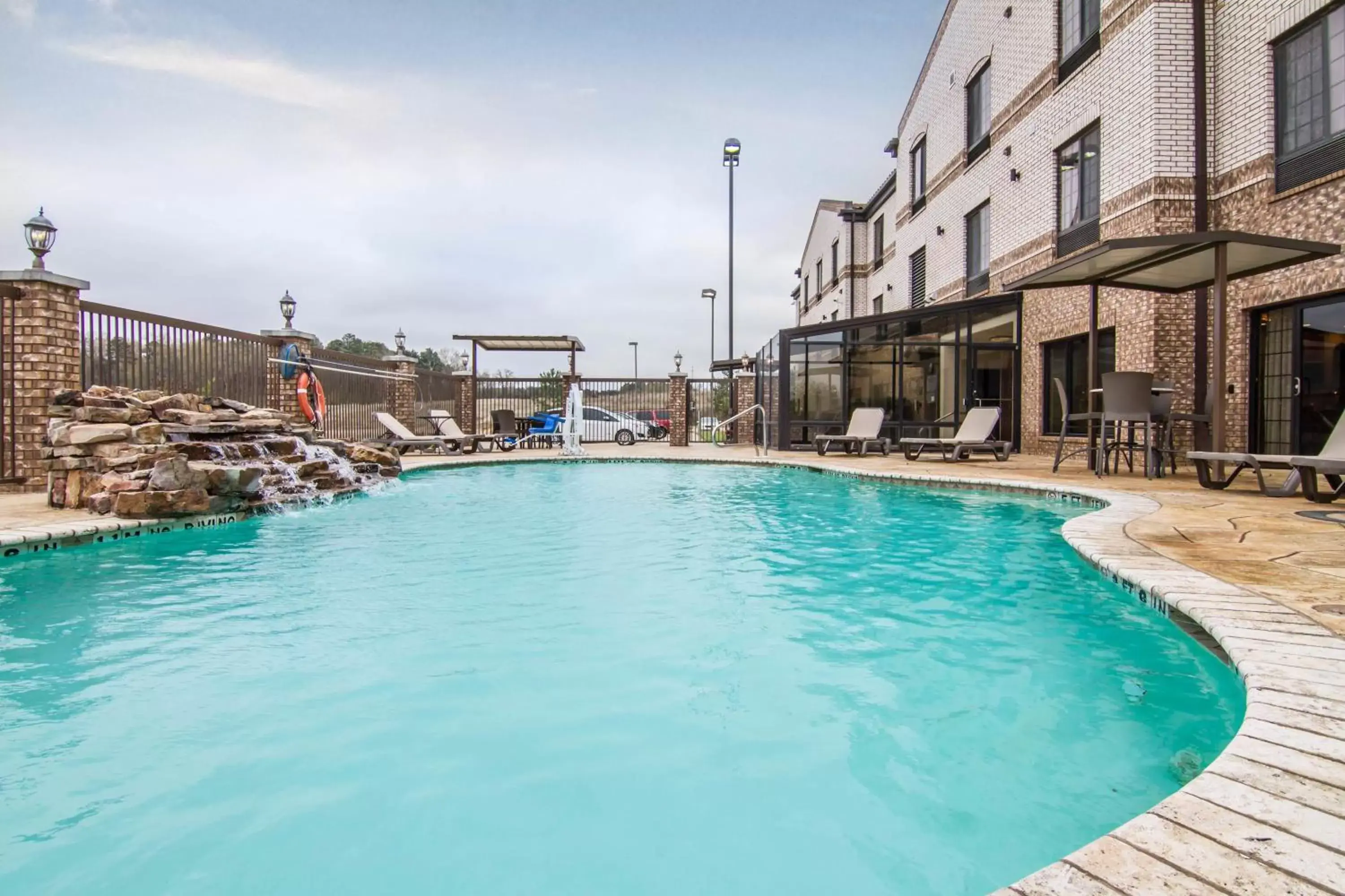 Swimming Pool in Comfort Suites Marshall