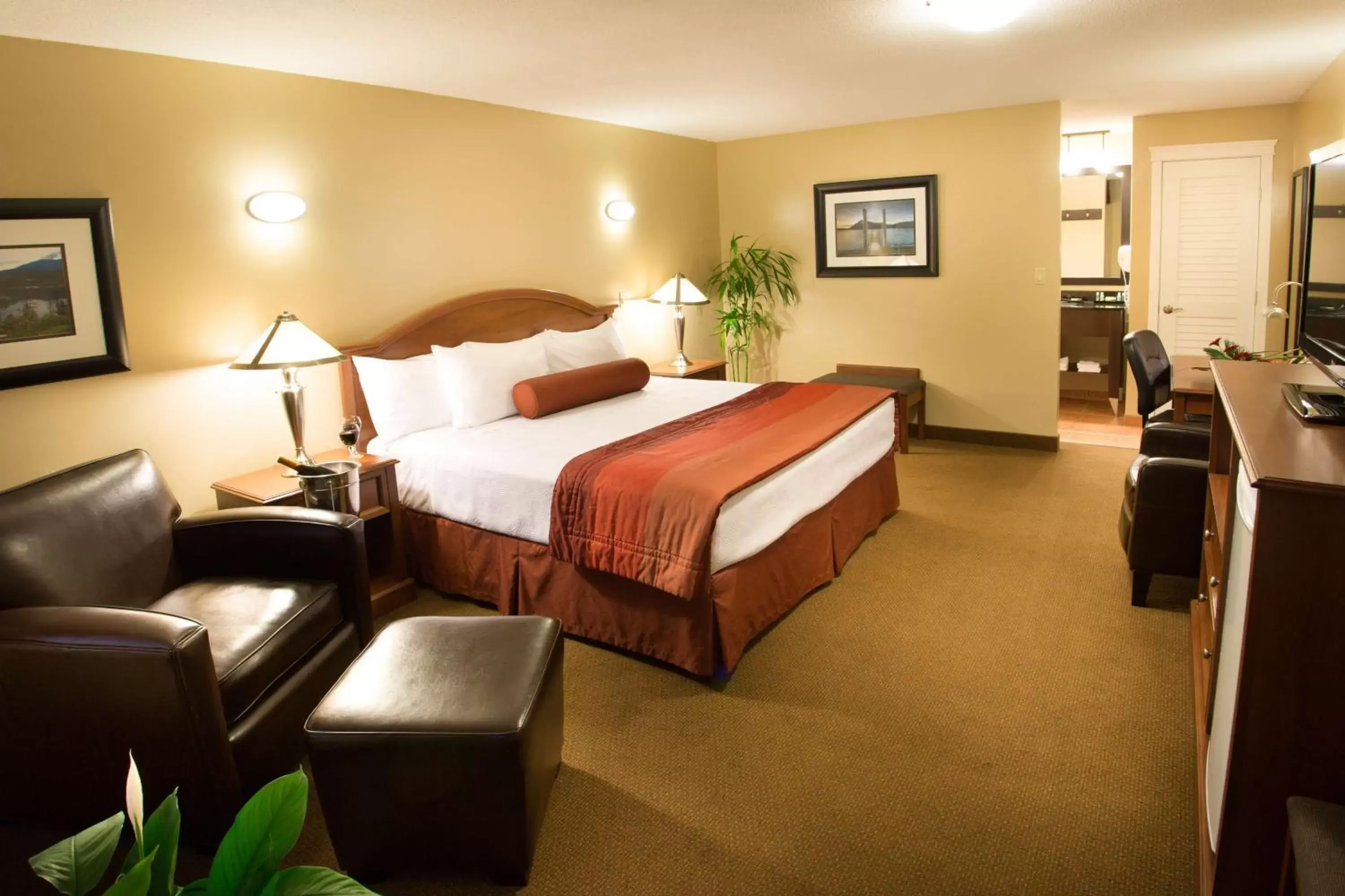 Photo of the whole room, Bed in Best Western Sicamous Inn