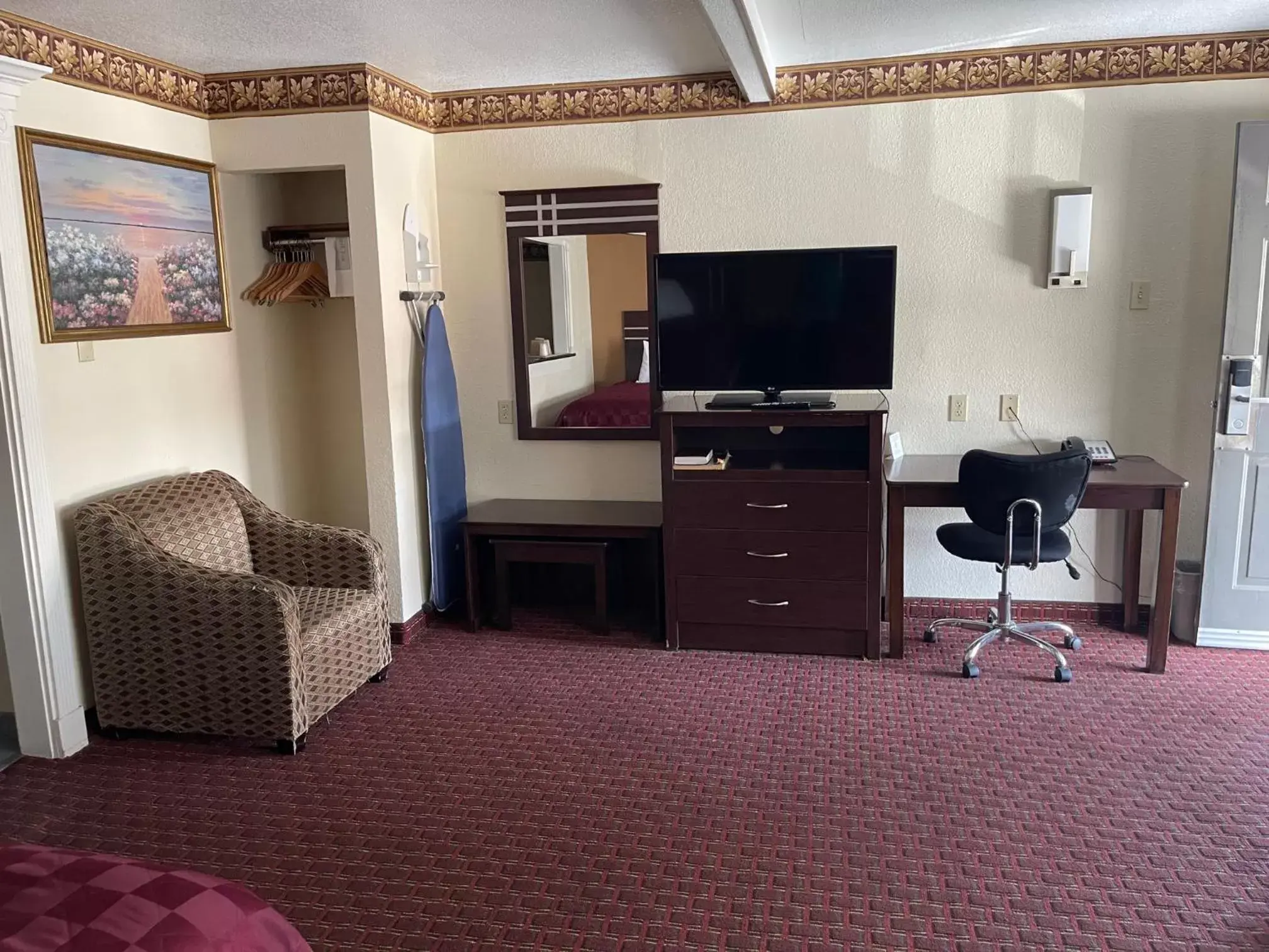 Bedroom, TV/Entertainment Center in Budget Inn and Suites Corpus Christi