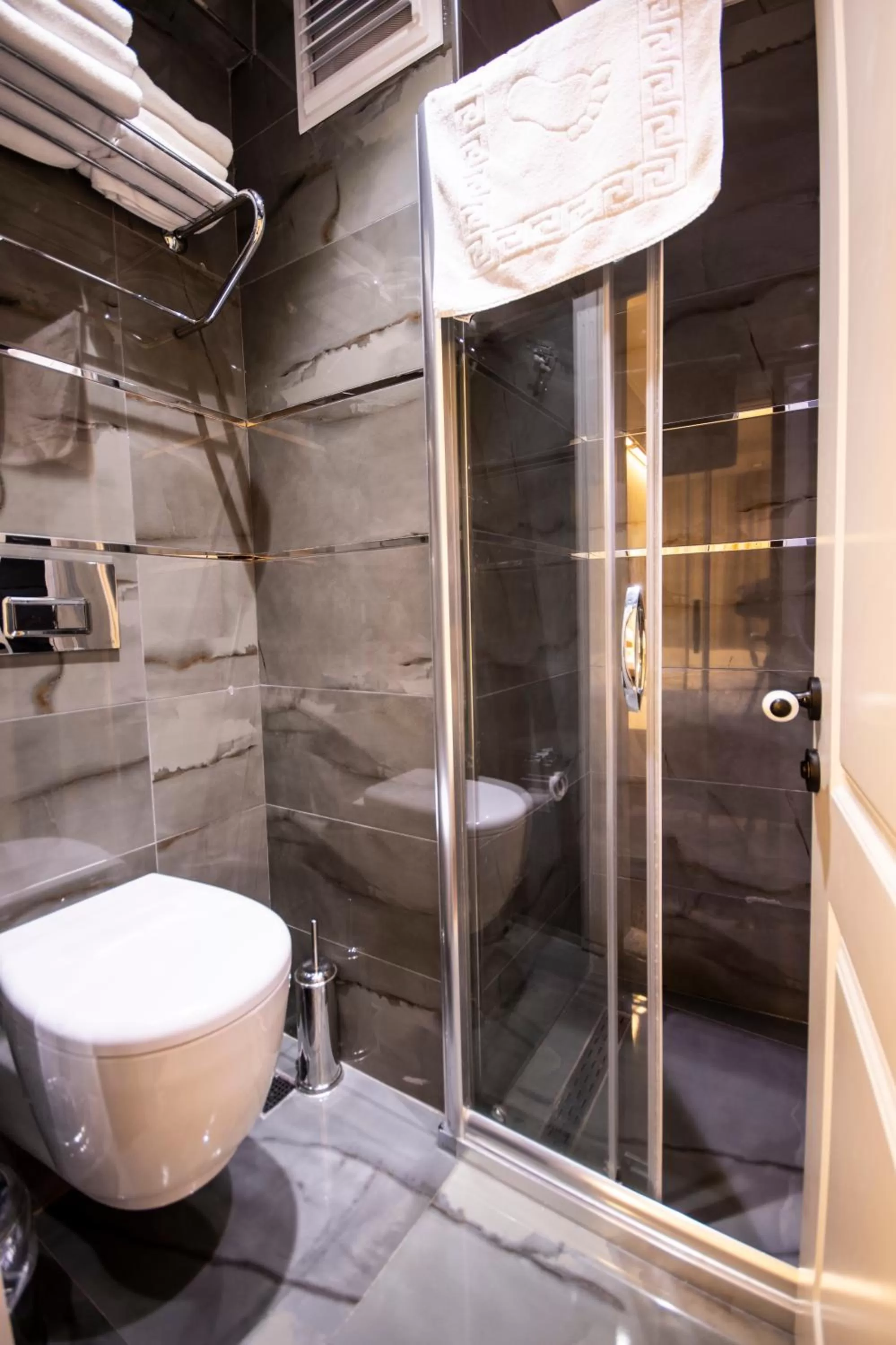 Shower, Bathroom in Pruva Hotel