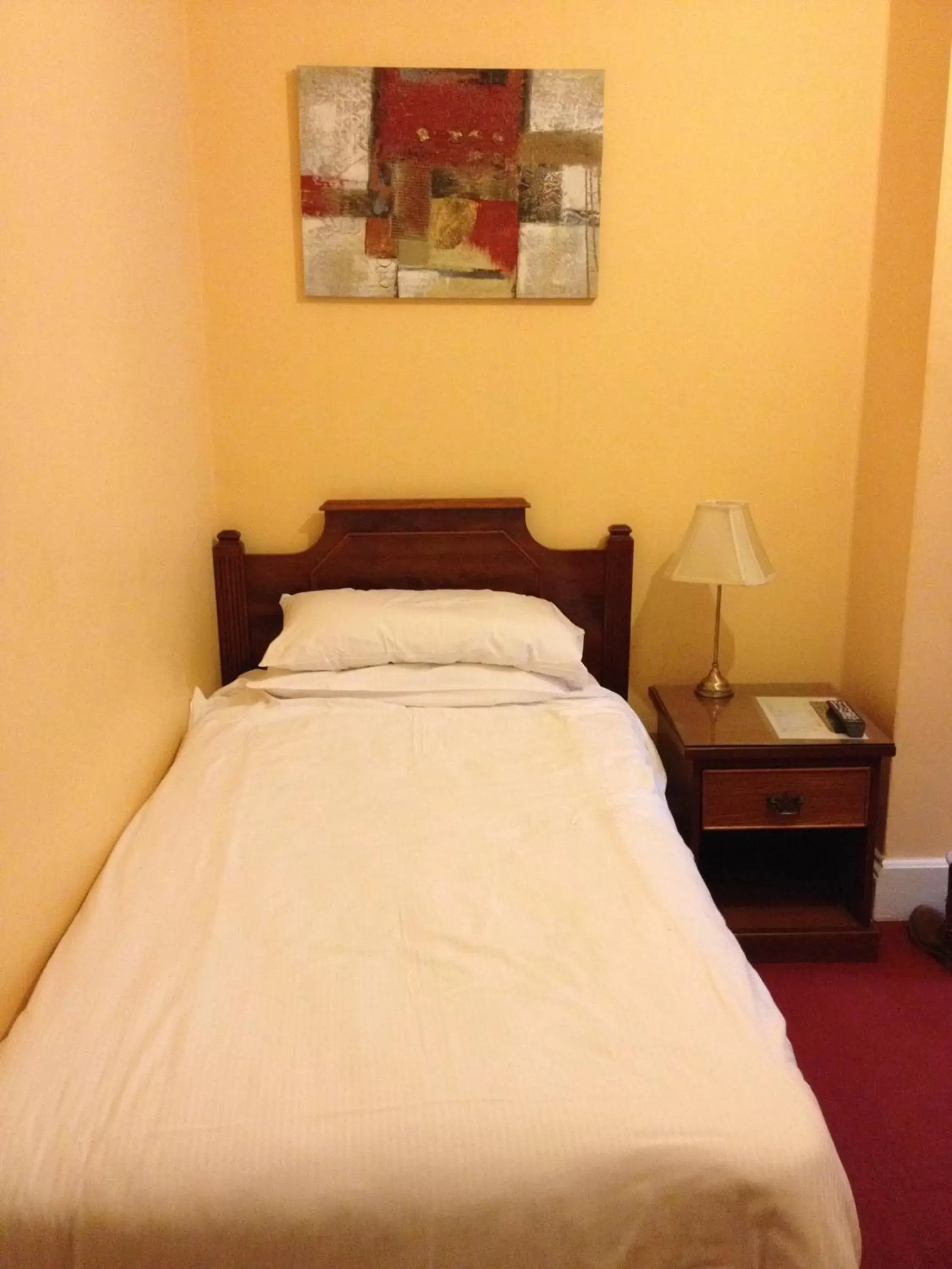 Bedroom, Bed in Wimblehurst Hotel