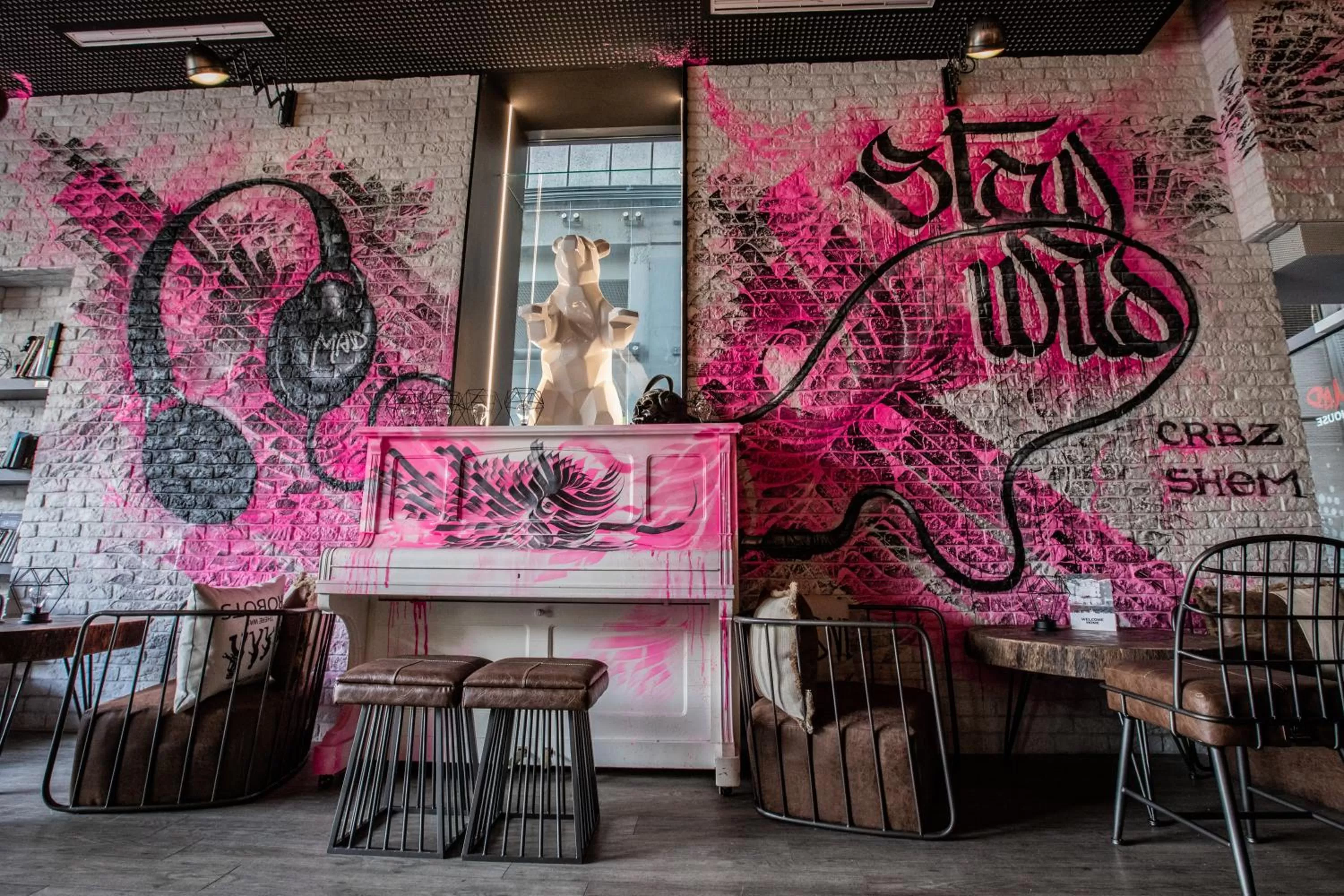 Restaurant/places to eat in ibis Styles Lausanne Center MadHouse