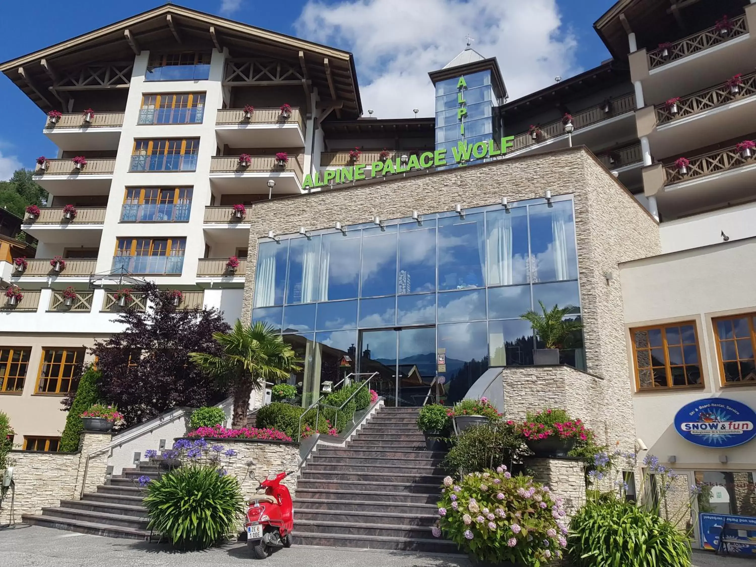 Facade/entrance in Hotel Alpine Palace