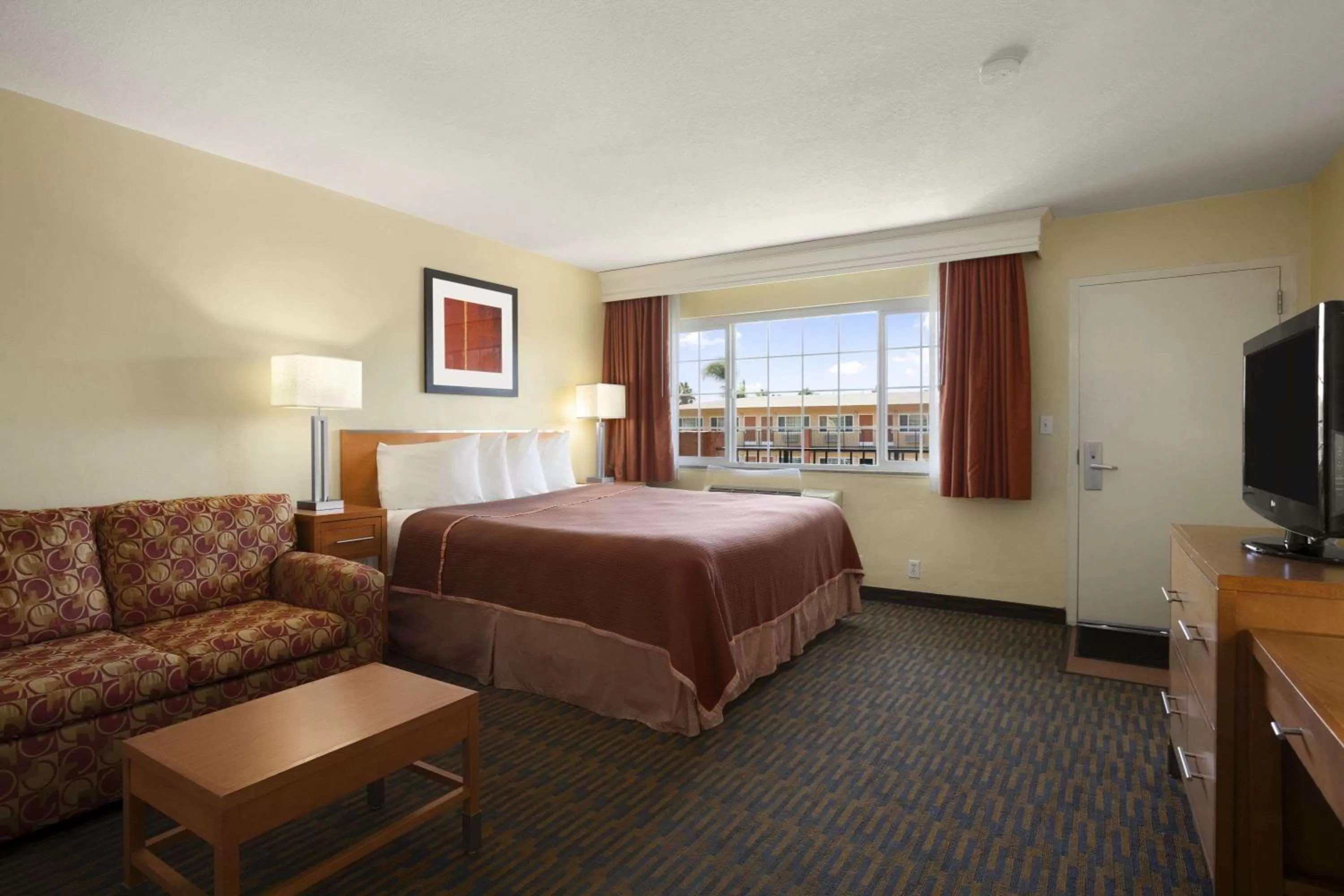 Photo of the whole room, Bed in Howard Johnson by Wyndham San Diego Sea World