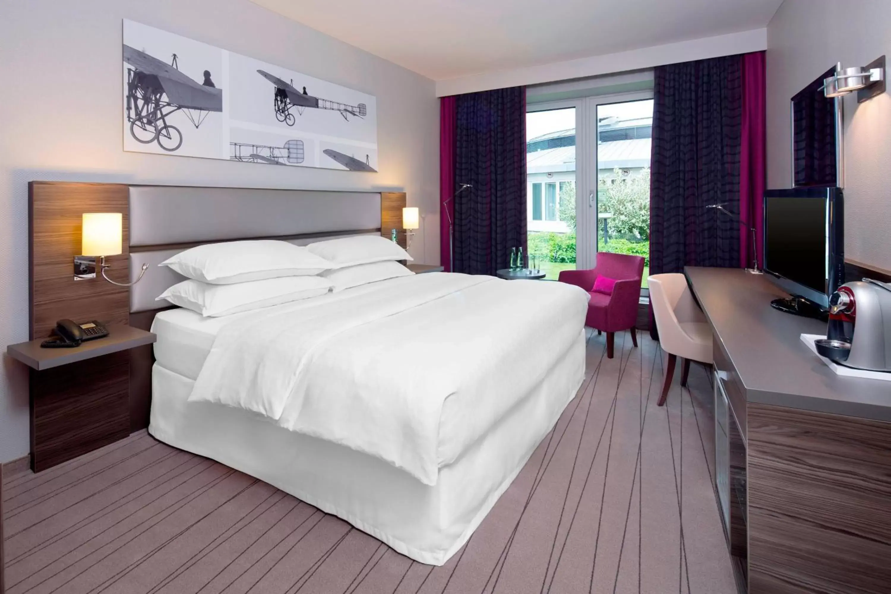 Photo of the whole room, Bed in Sheraton Duesseldorf Airport Hotel