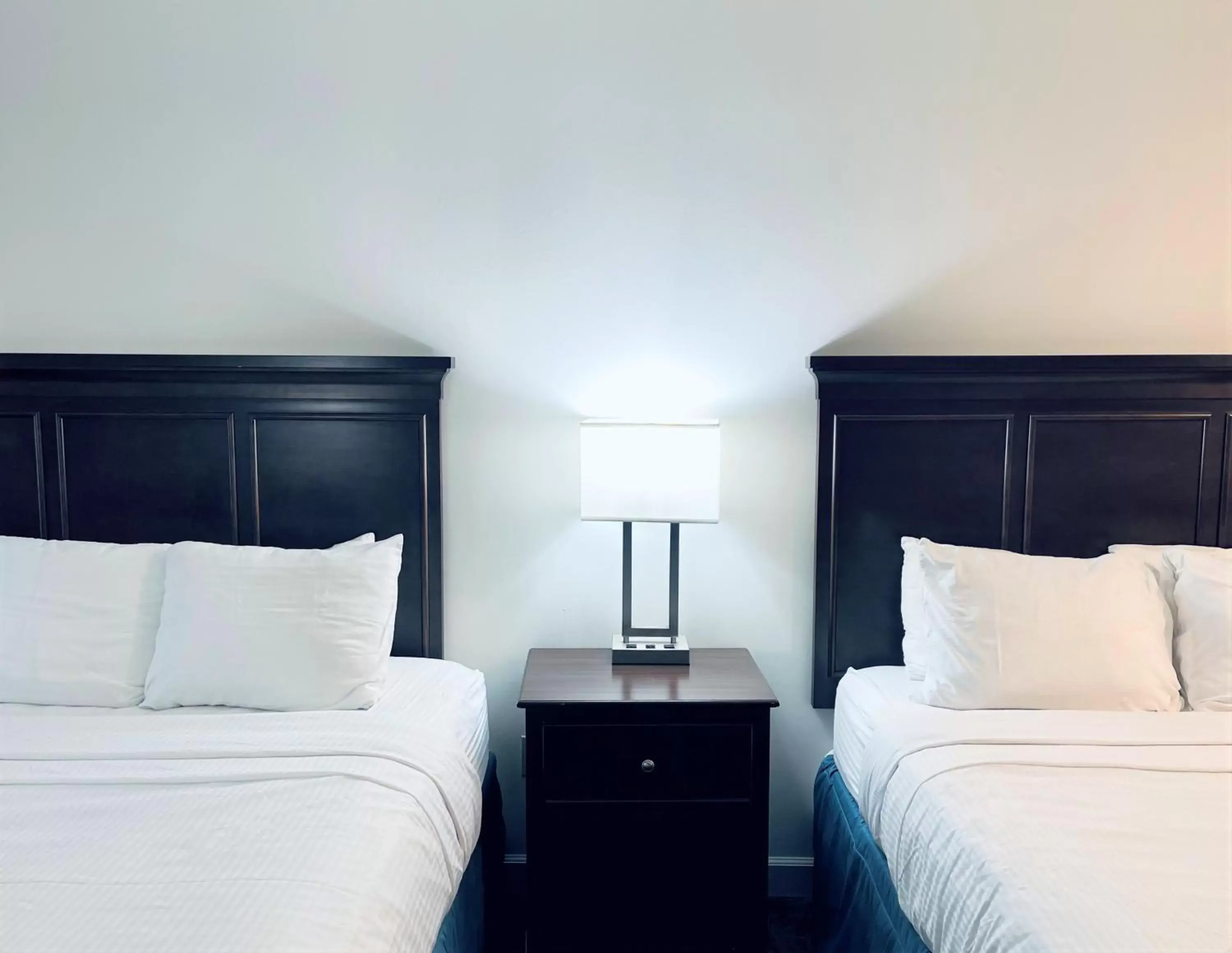 Bed in University Park Inn & Suites