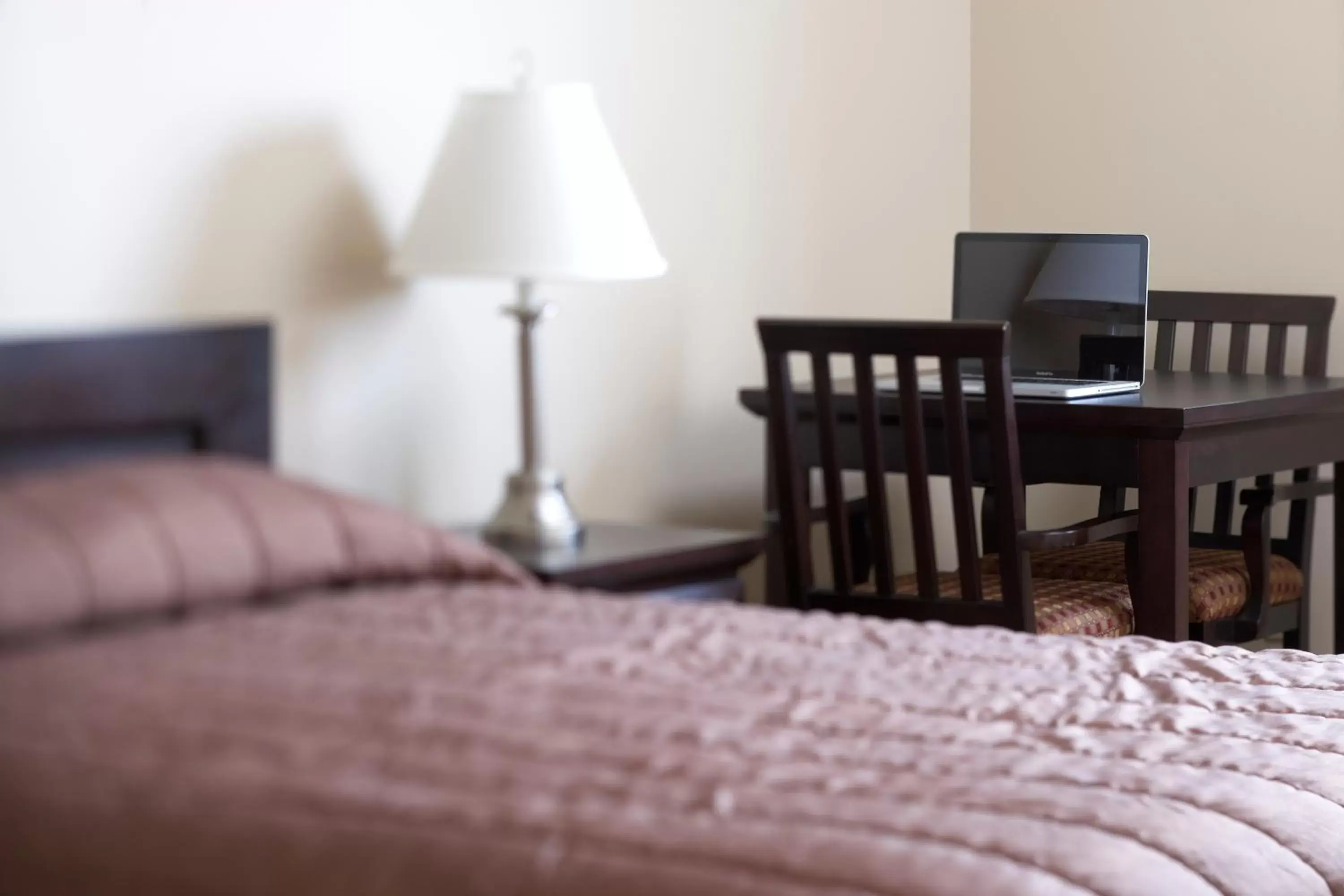 Dining area, Bed in Travel Inn & Suites