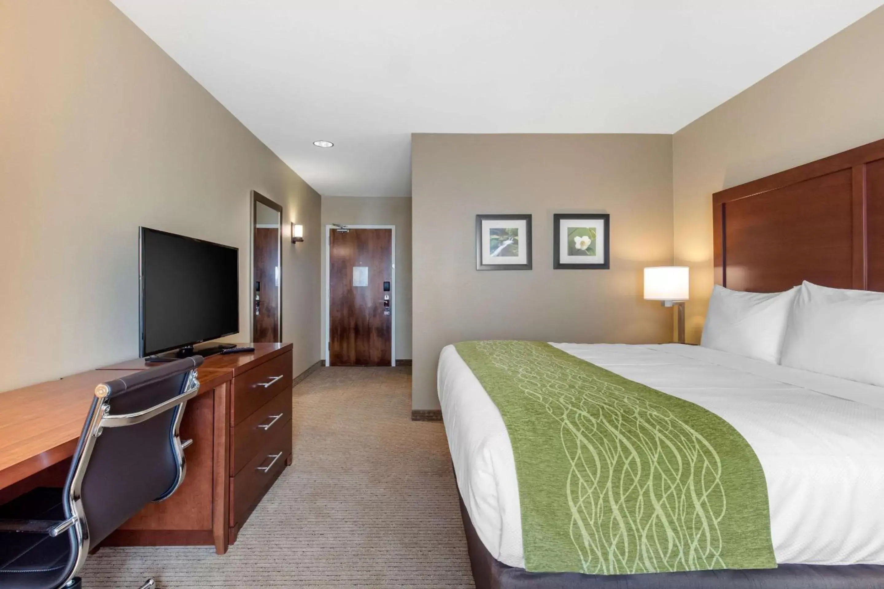 Photo of the whole room, Bed in Comfort Inn & Suites at CrossPlex Village