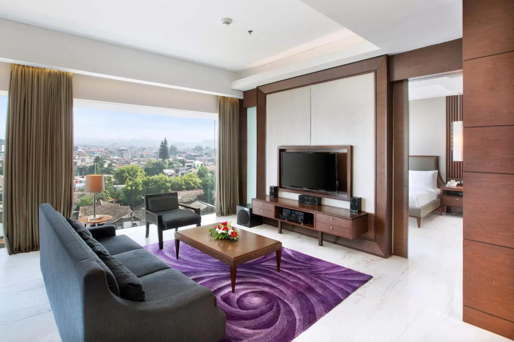 Photo of the whole room, Seating Area in Holiday Inn Bandung Pasteur, an IHG Hotel