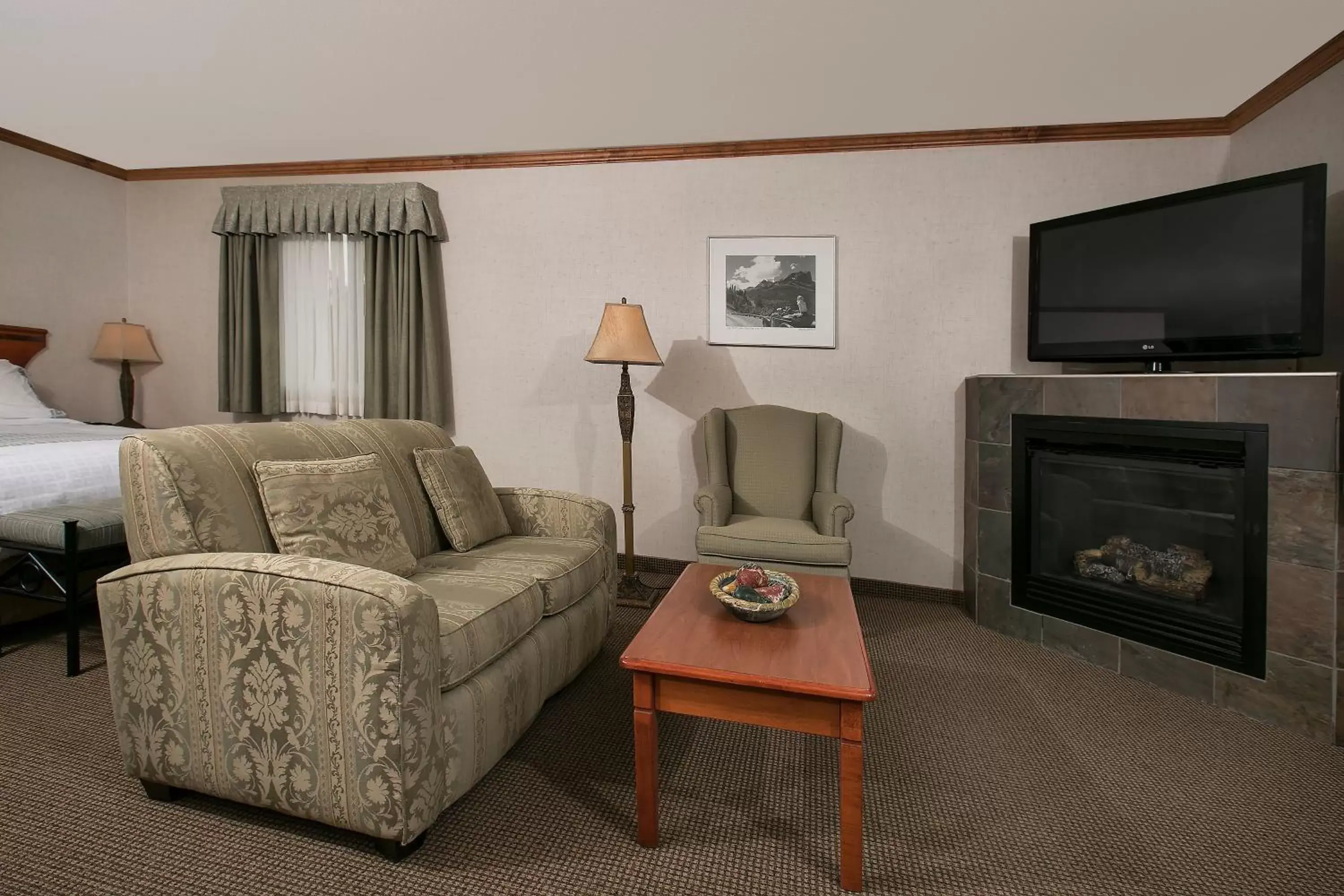 Living room, Seating Area in Mount Robson Inn