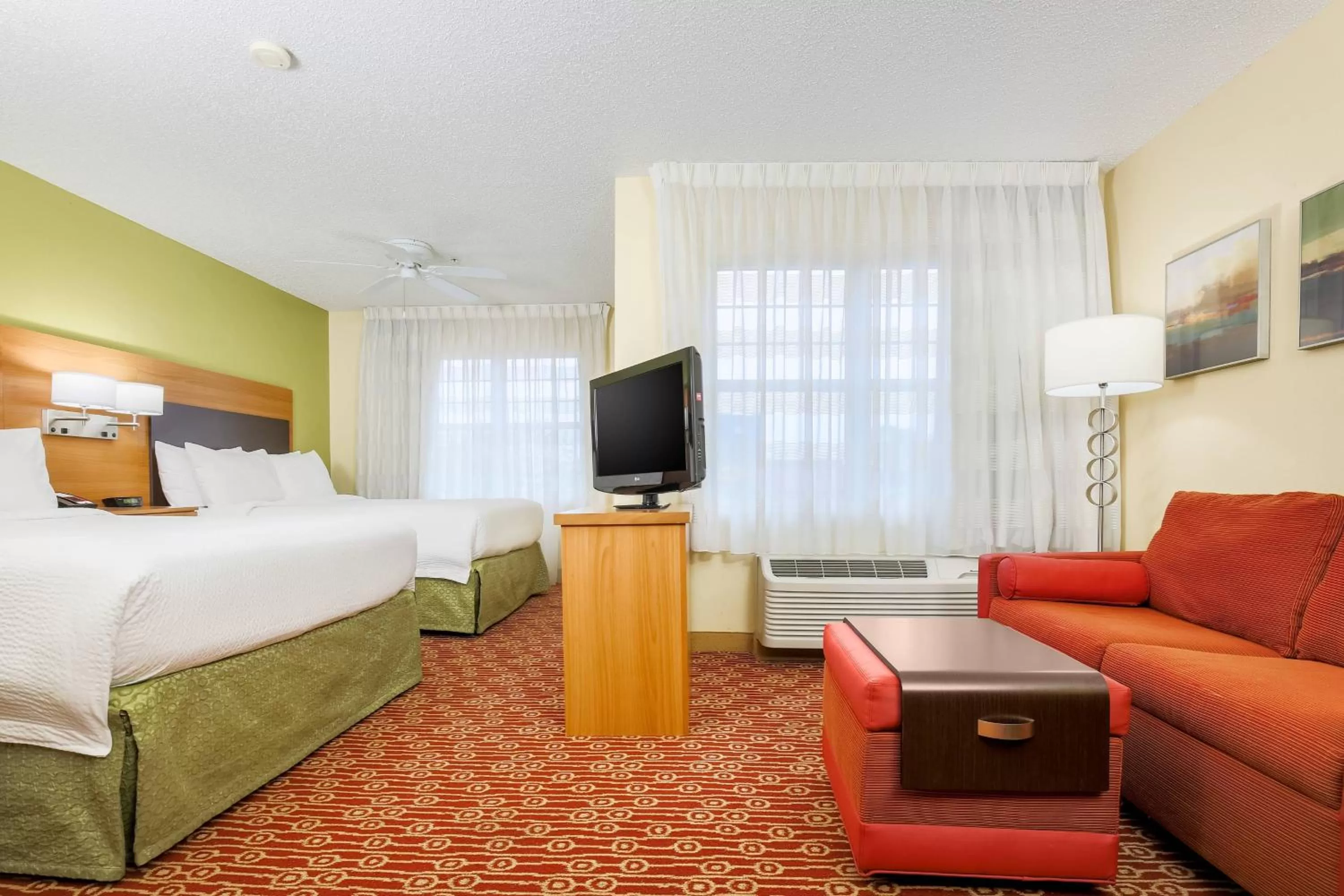 Photo of the whole room, Bed in Sonesta Simply Suites Houston Brookhollow
