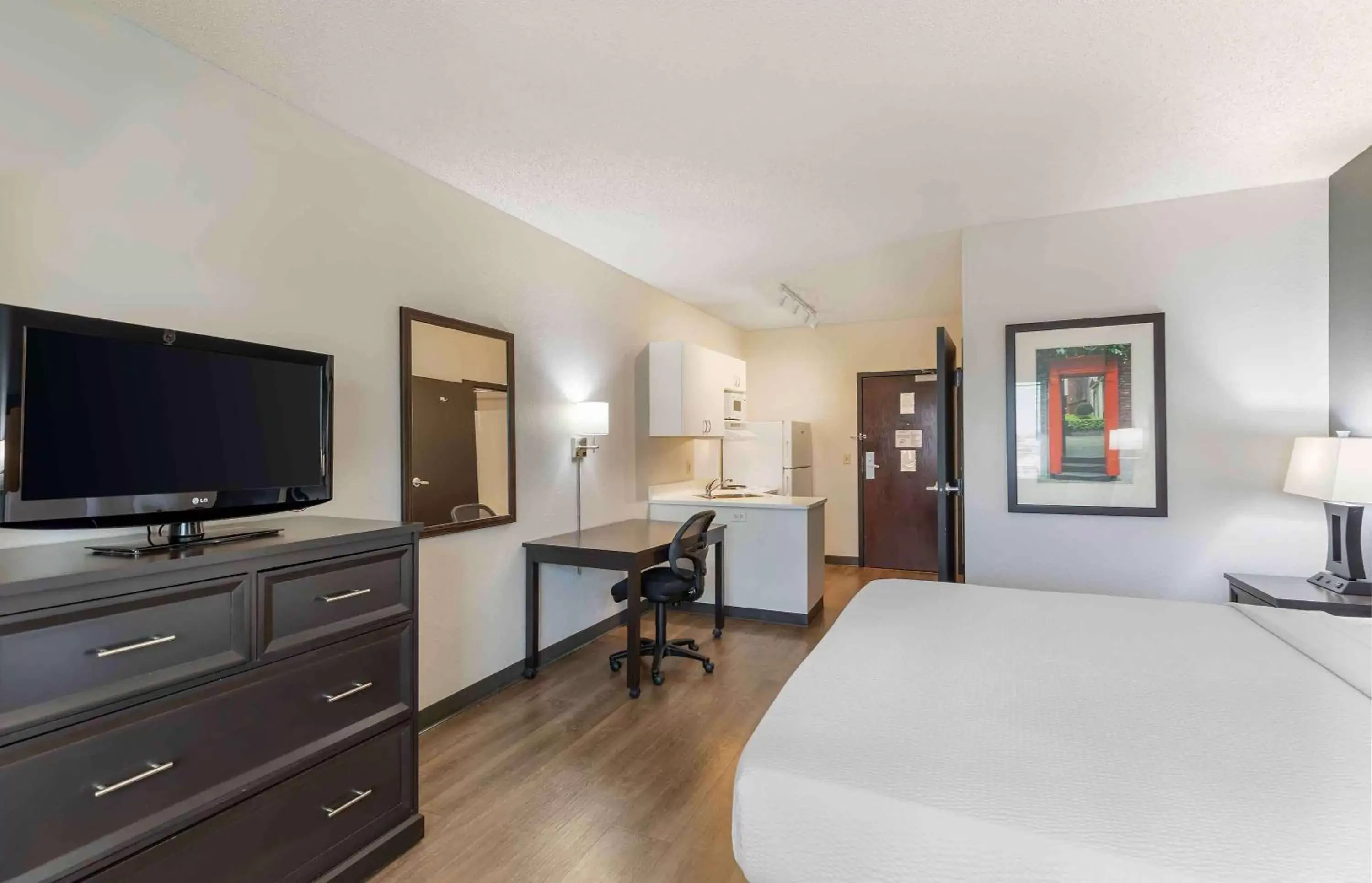 Bedroom, TV/Entertainment Center in Extended Stay America Suites - Denver - Park Meadows