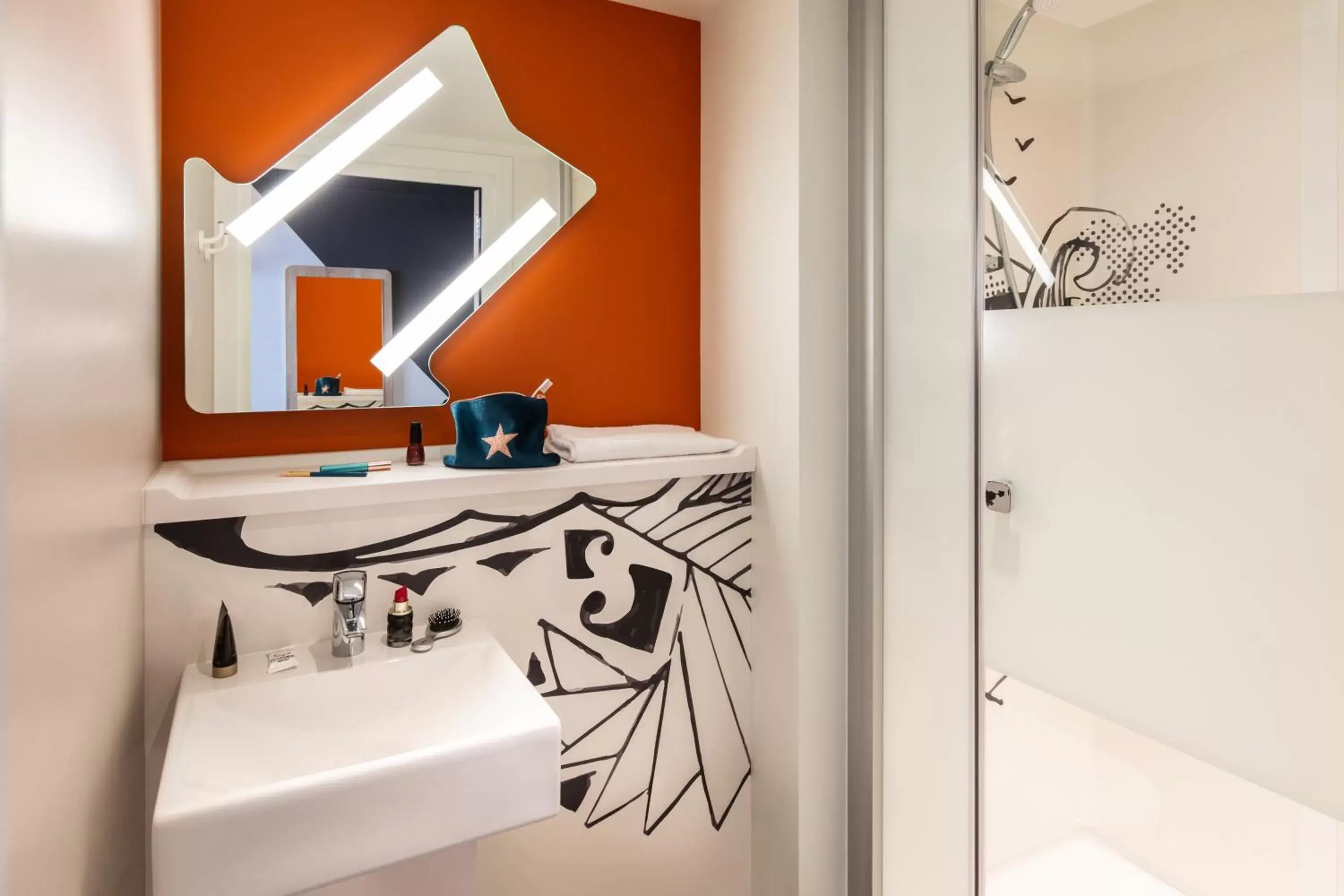 Bedroom, Bathroom in ibis budget Strasbourg Centre Republique